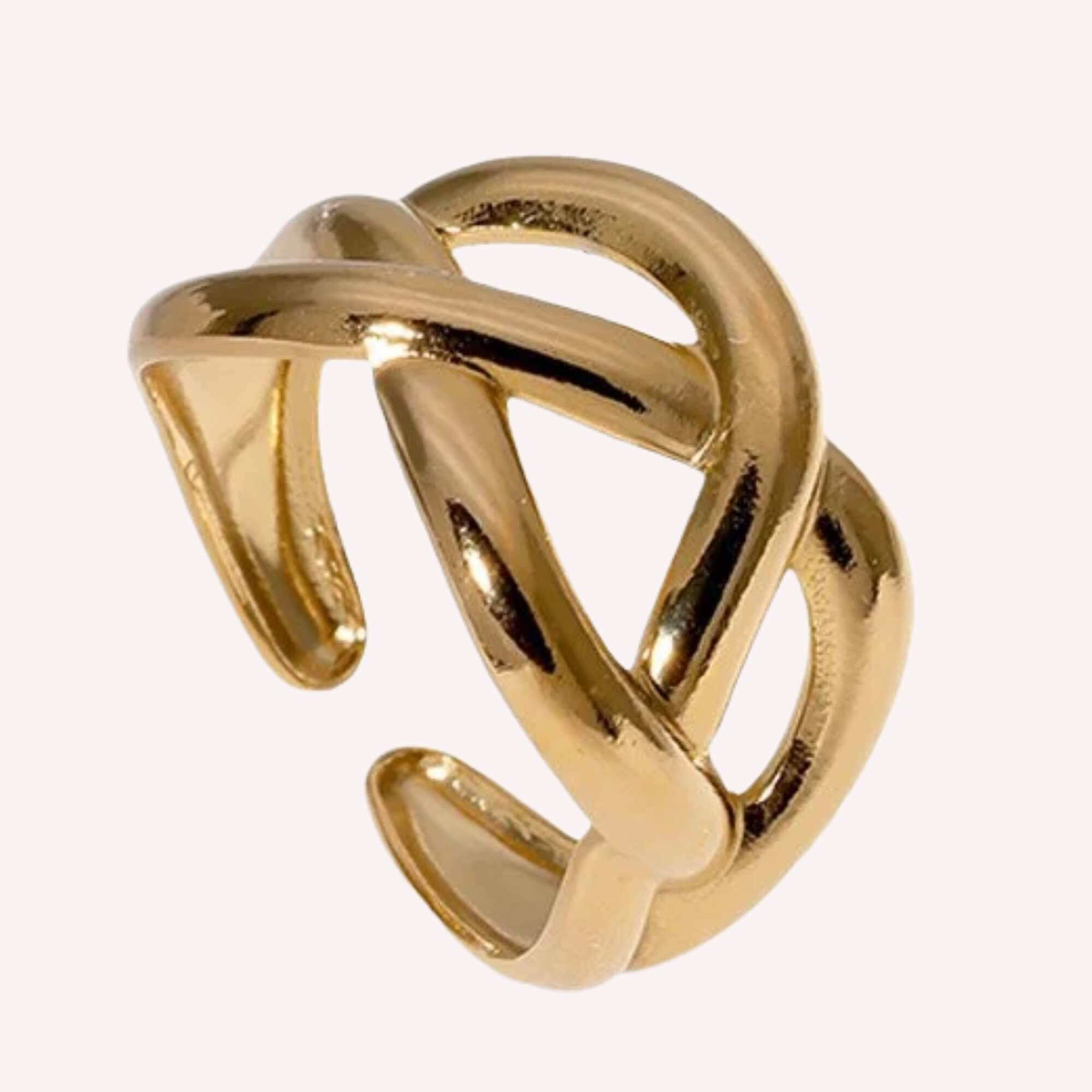 De Hold Me Tight Ring in het goud is een verstelbare gold plated ring van roestvrij staal, met een tijdloos design voor vrouwen.