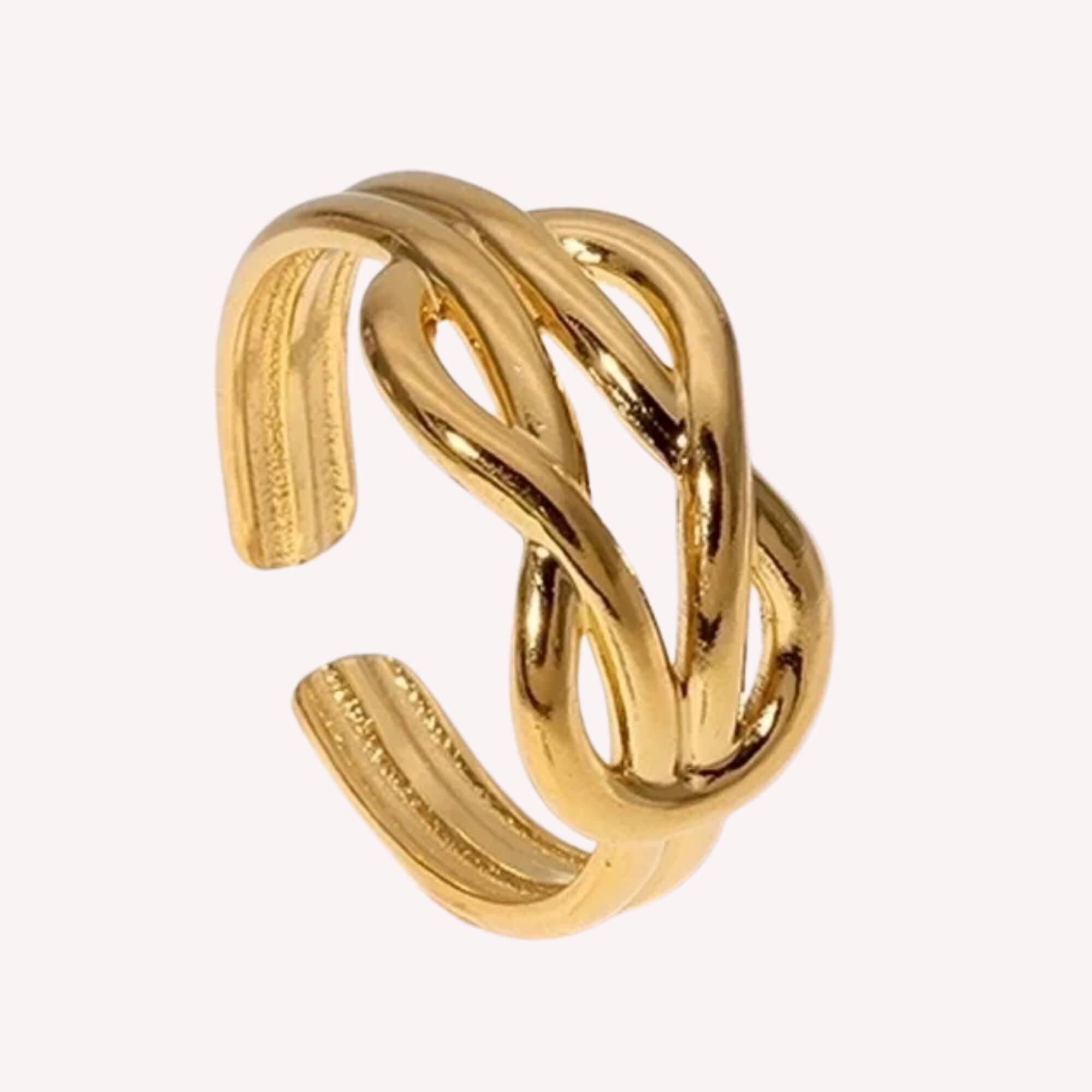 Gouden Knot Your Average Ring: Verstelbare gouden knoop ring voor vrouwen. De ring is 18K gold plated en gemaakt van roestvrij staal.