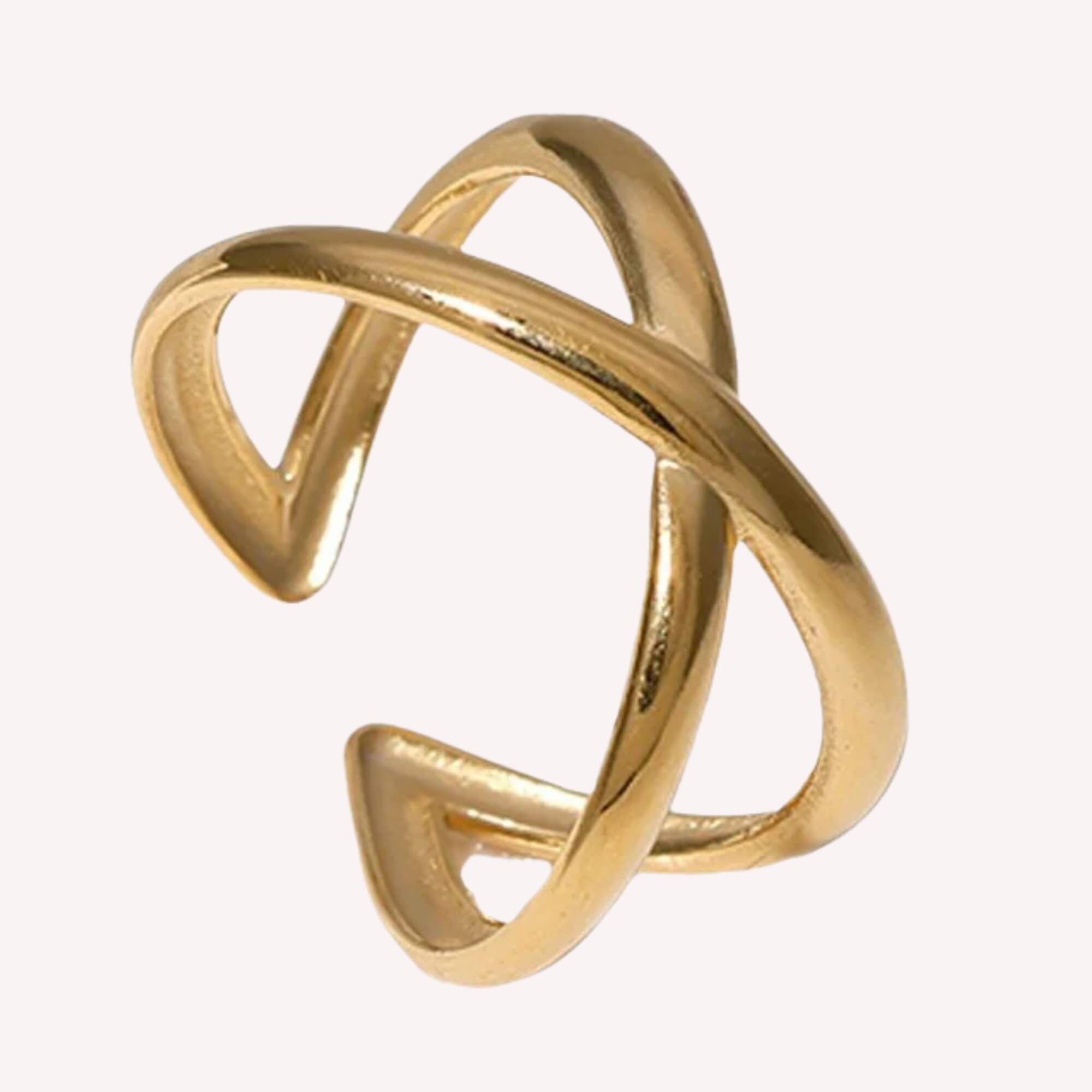 Meant to Cross Ring in goud – verstelbare 18K gold plated ring met kruislings design, gemaakt van roestvrij staal dus hypoallergeen.