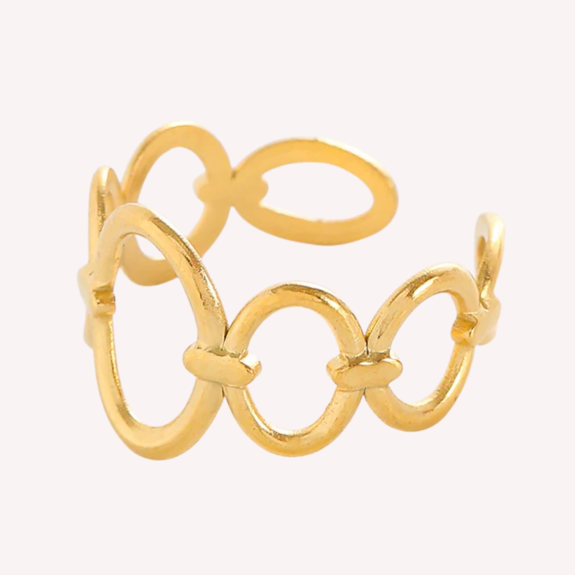 Gouden Oh So Oval Ring – Verstelbare gouden statement ring met ovaal design, gemaakt van 18K gold plated roestvrij staal.
