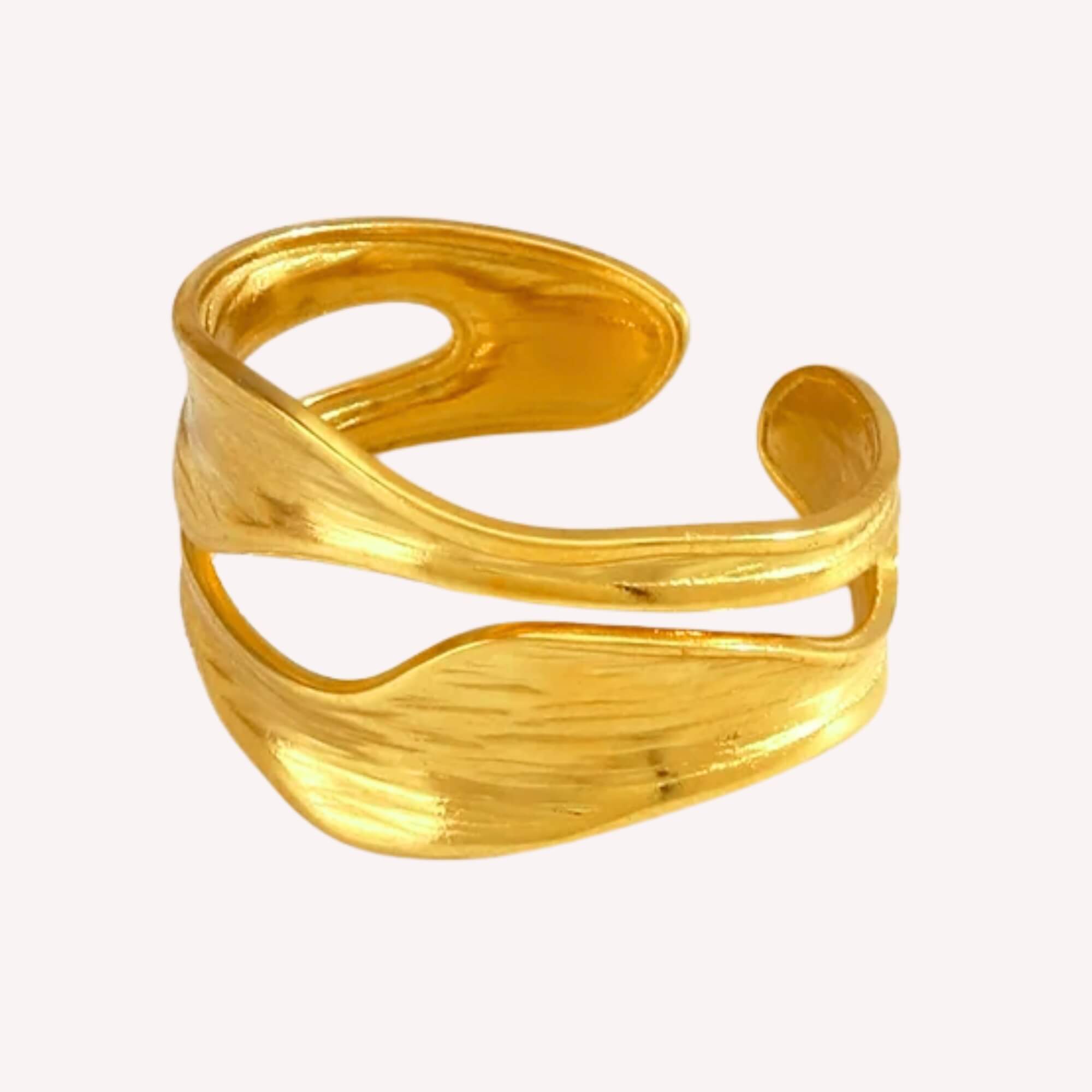 Gouden Perfectly Imperfect Ring – 18K Gold plated verstelbare ring van roestvrij staal met asymmetrisch design (maat 17/18).