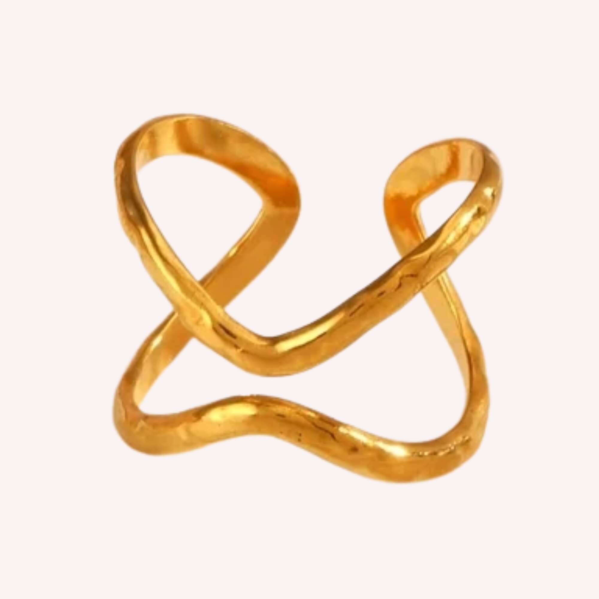 Gouden Point of View Ring: is 18K gold plated en gemaakt van roestvrij staal dus hypoallergeen. Punten wijzen aan de voorkant naar elkaar.