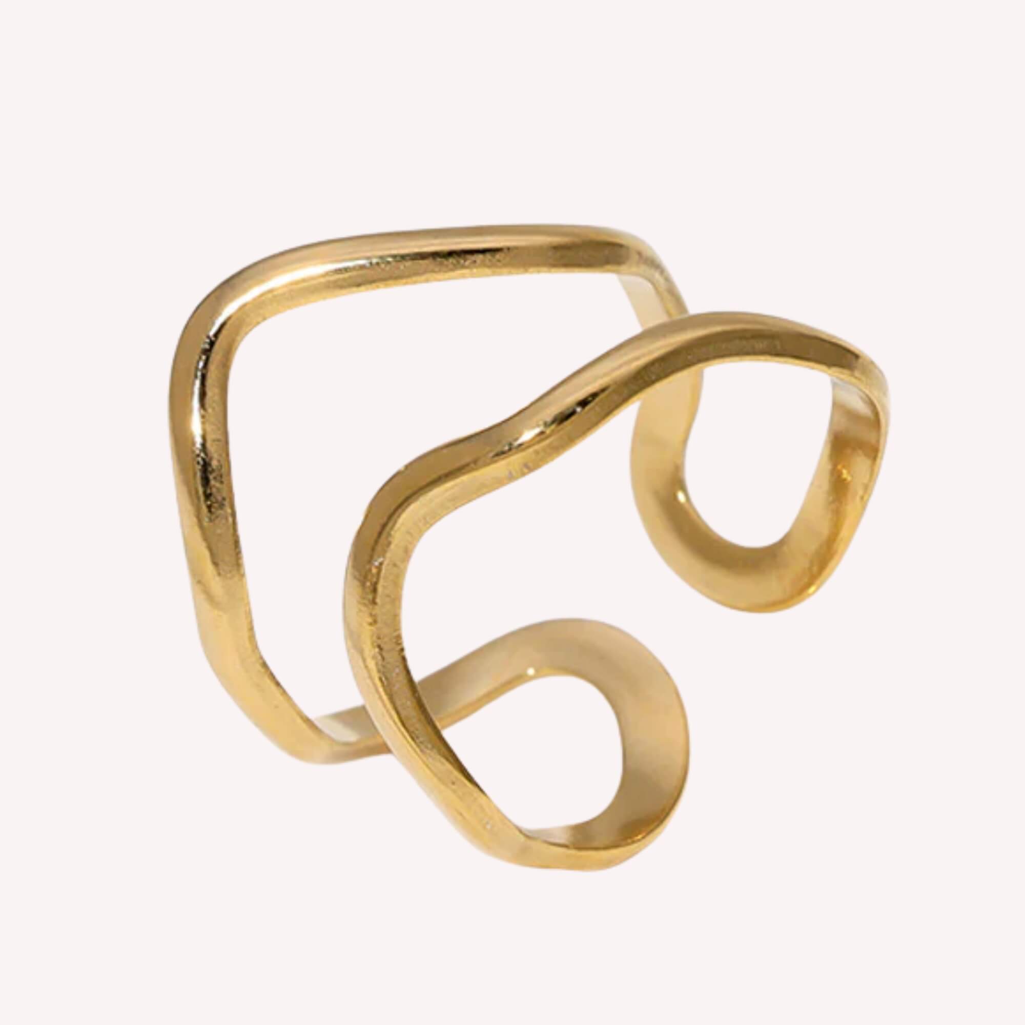 De Serene Waves Ring is makkelijk verstelbaar en 18k gold plated. De ring is gemaakt van roestvrij staal en dus hypoallergeen.
