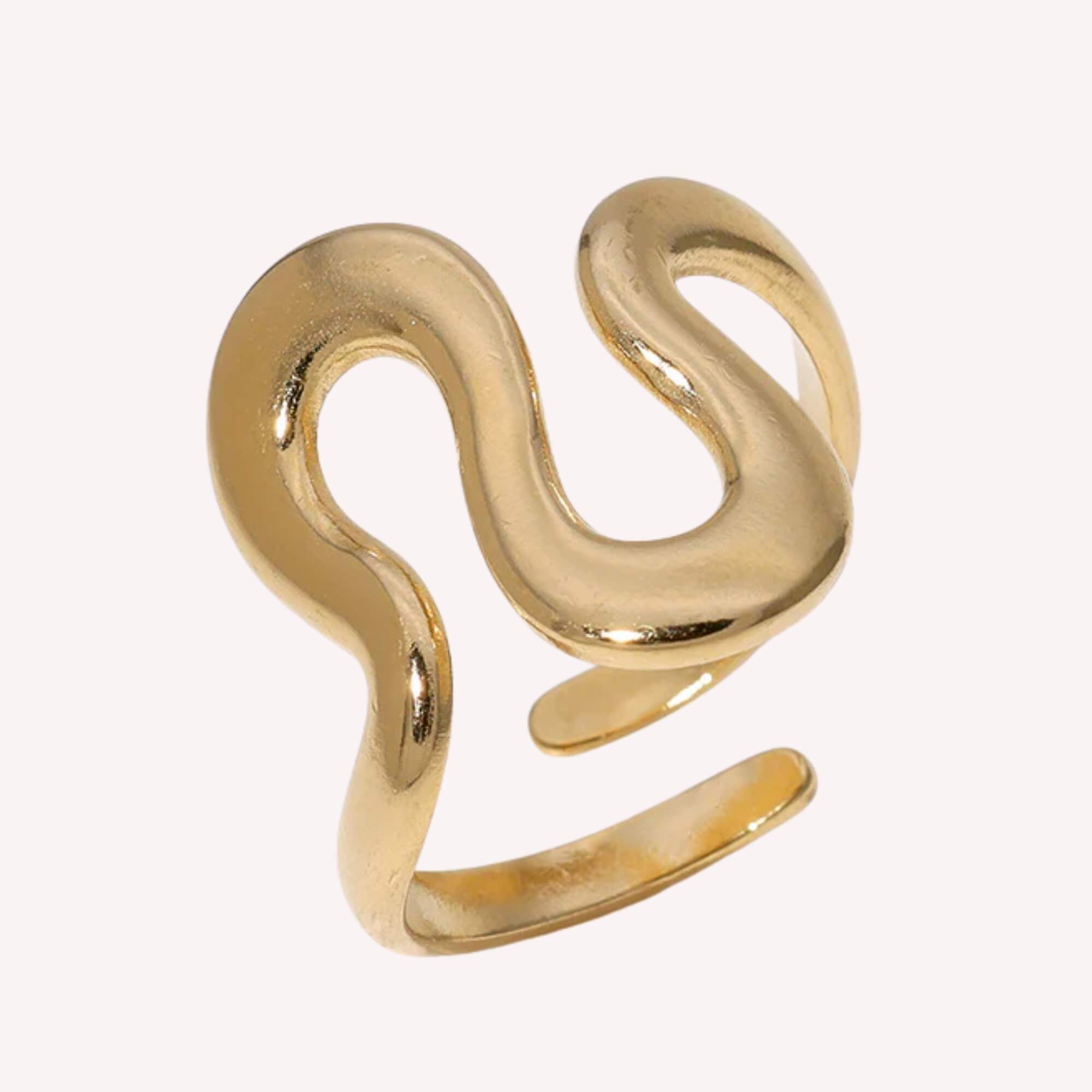 The Bold Swirl Ring is een verstelbare ring gemaakt van roestvrij staal dus hypoallergeen. Dit is de gouden variant, 18k gold plated.