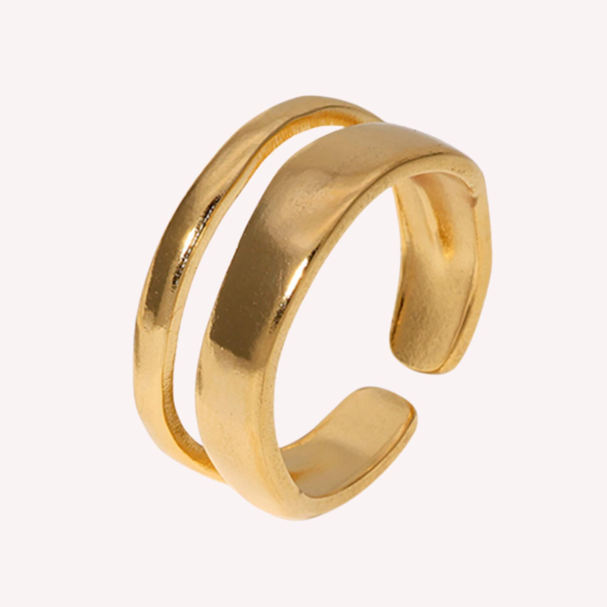 Through Thick and Thin Ring in goud – verstelbare 18K gold plated ring met brede en smalle band, symbolisch en stijlvol.
