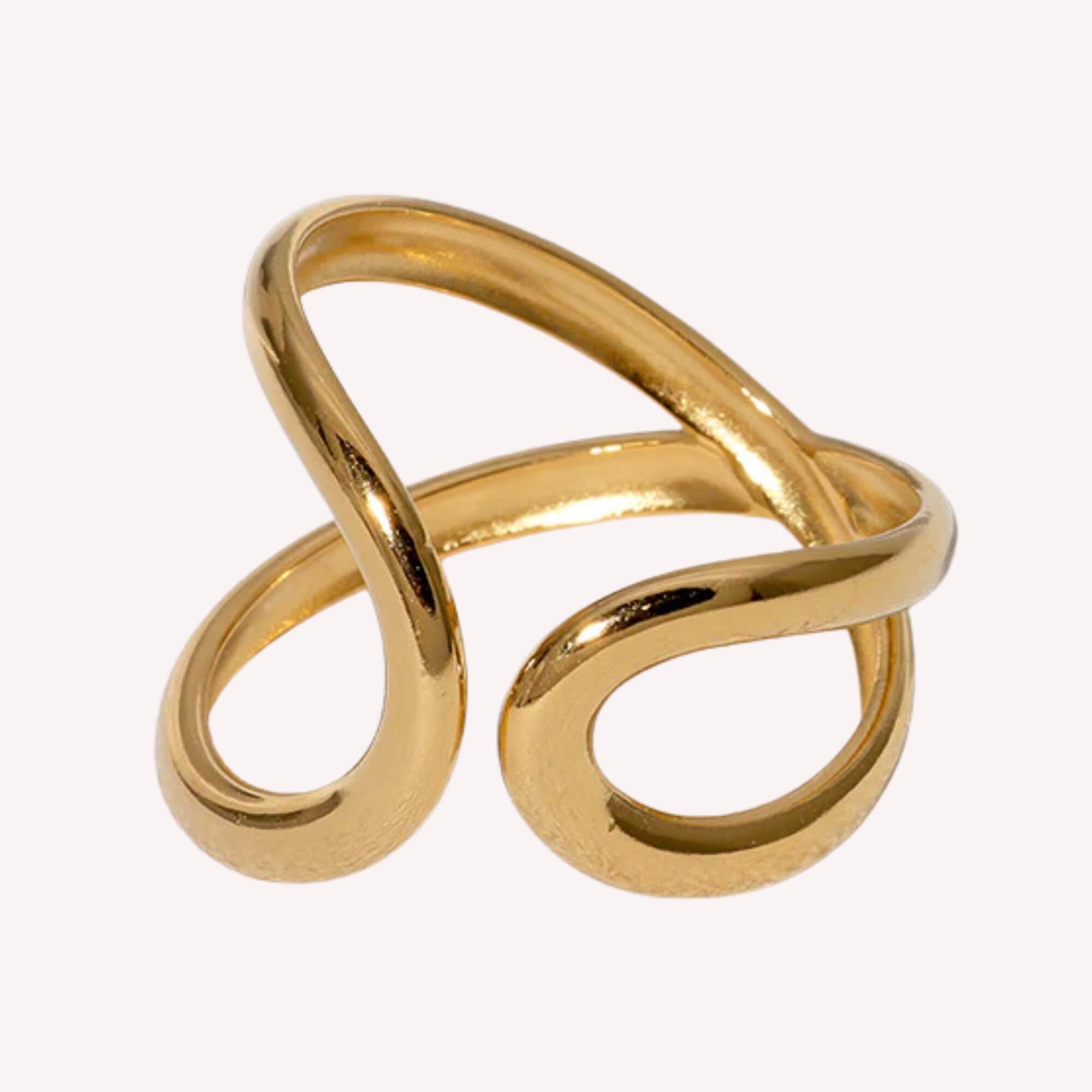 Where We Meet is 18K gold plated. Qua design een ring die aan de achterkant kruist en de voorkant met rondingen samenkomt. Goed verstelbaar.