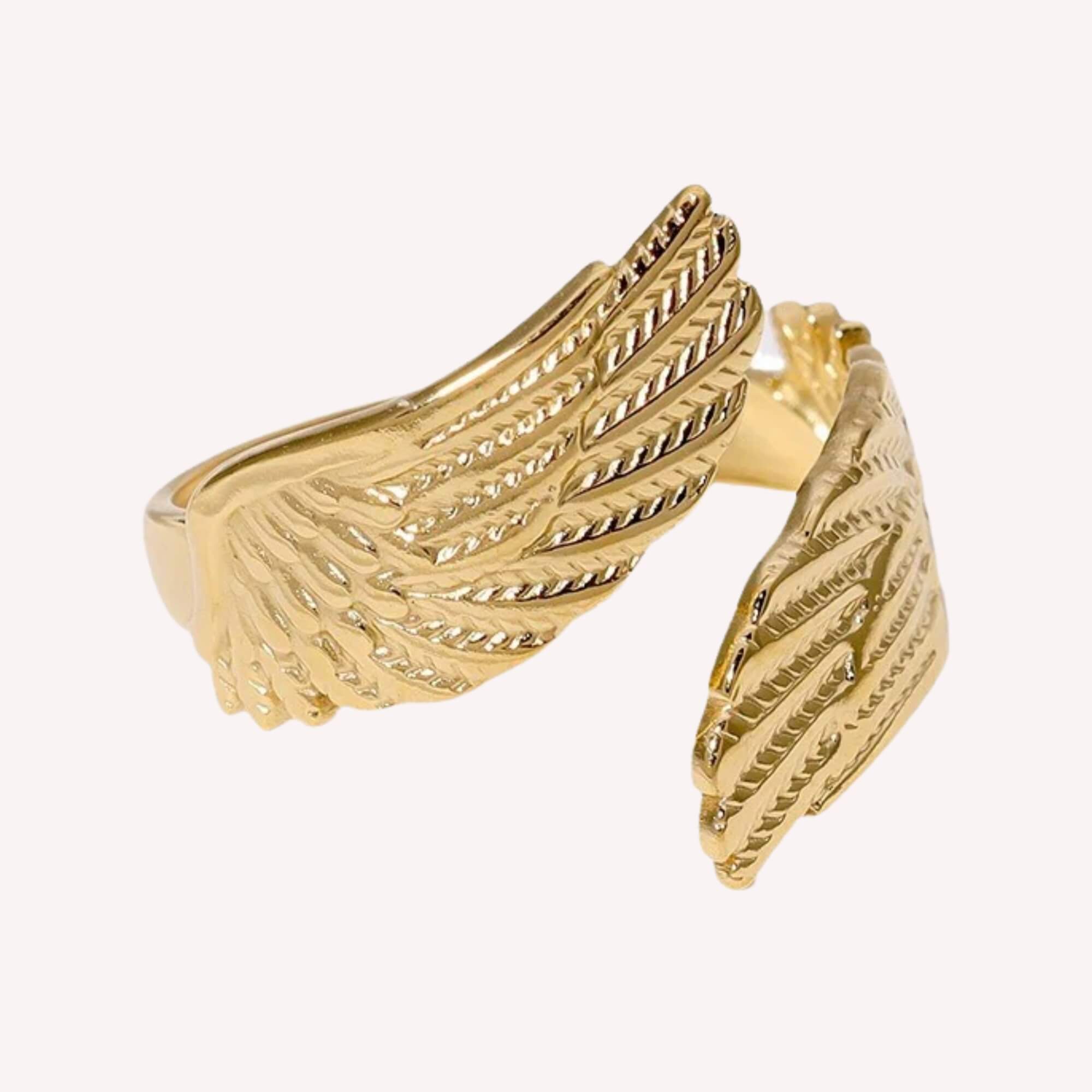 Een makkelijk verstelbare ring met engelen vleugels. Dit is de gouden ring gemaakt van roestvrij staal.