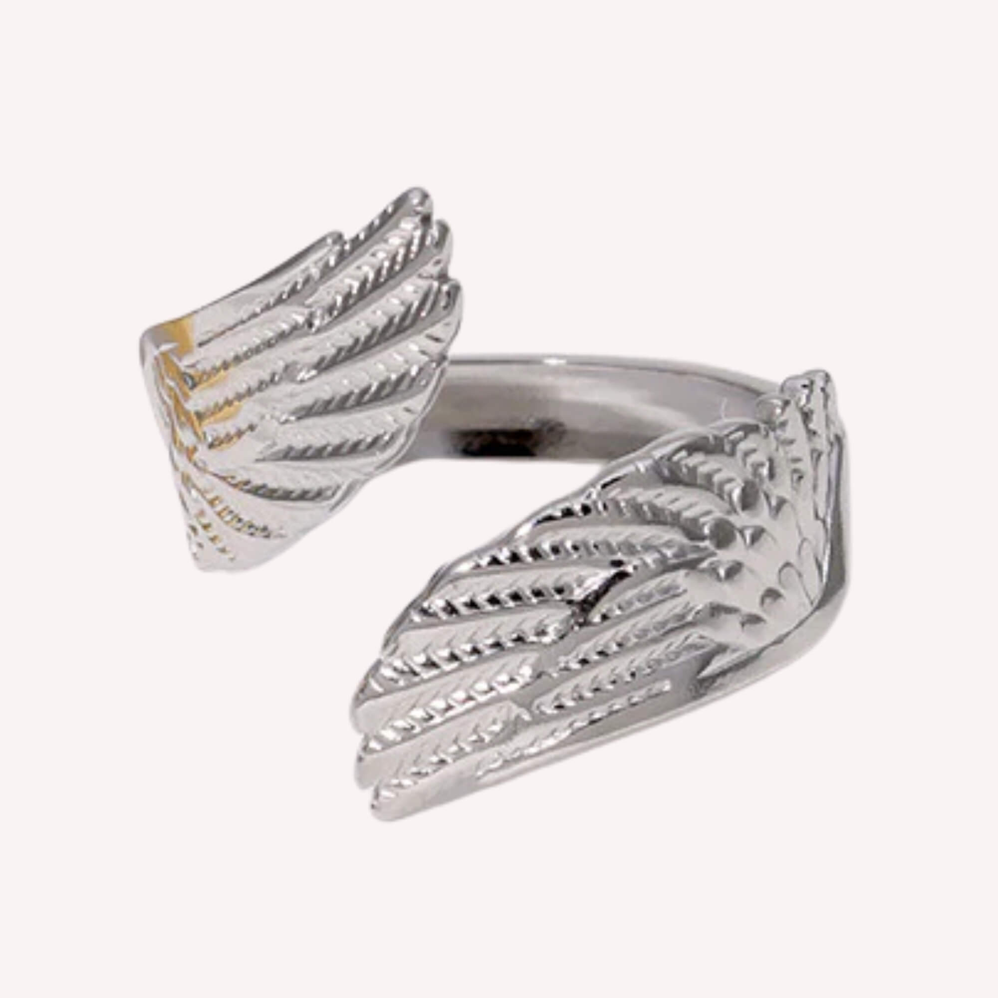 Dit is de Guided by Wings Ring een verstelbare ring. Dit is de zilveren variant gemaakt van roestvrij staal.