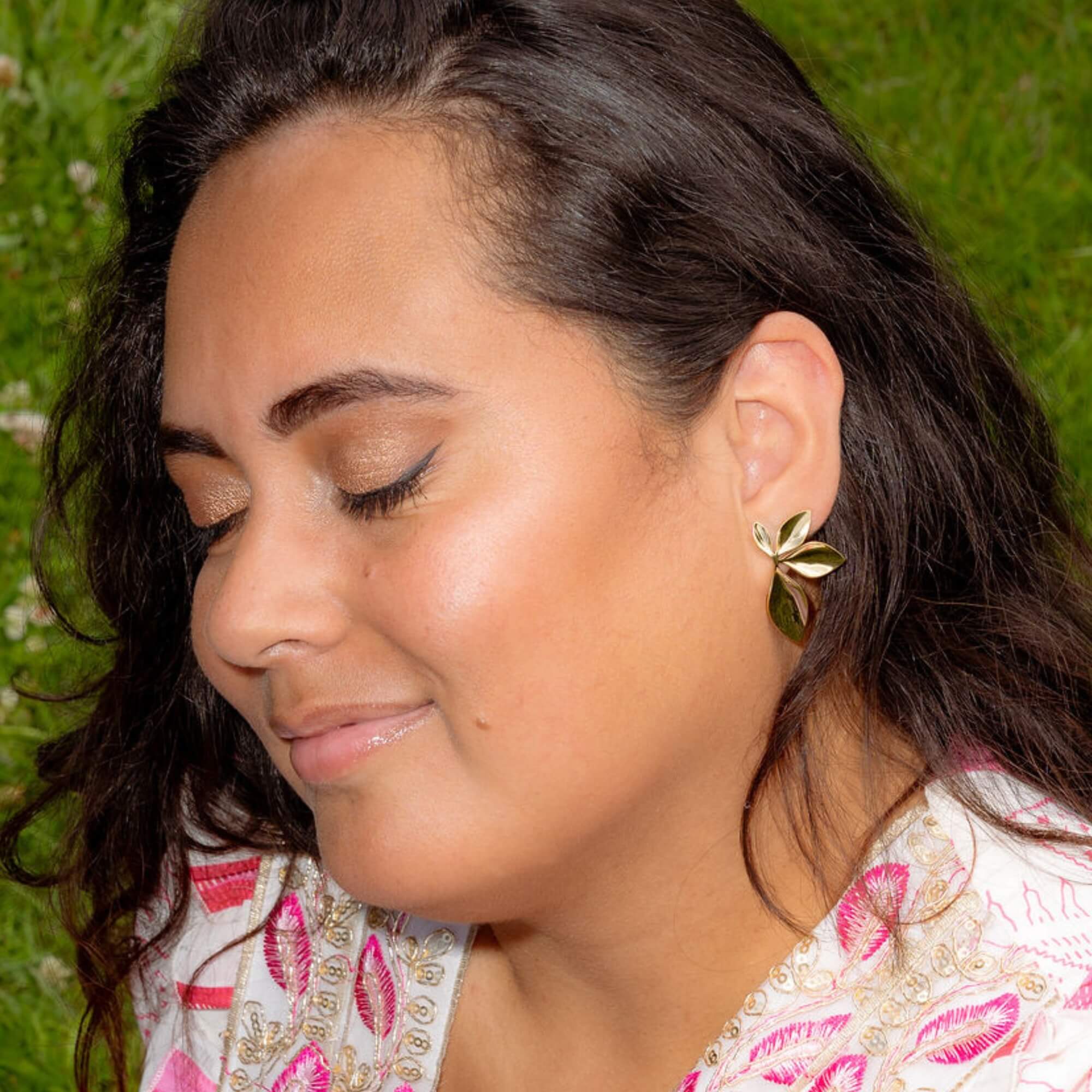 Model met Leaf It To Me Oorbellen goud – stijlvolle 16k gold plated oorbellen met natuurlijke uitstraling.