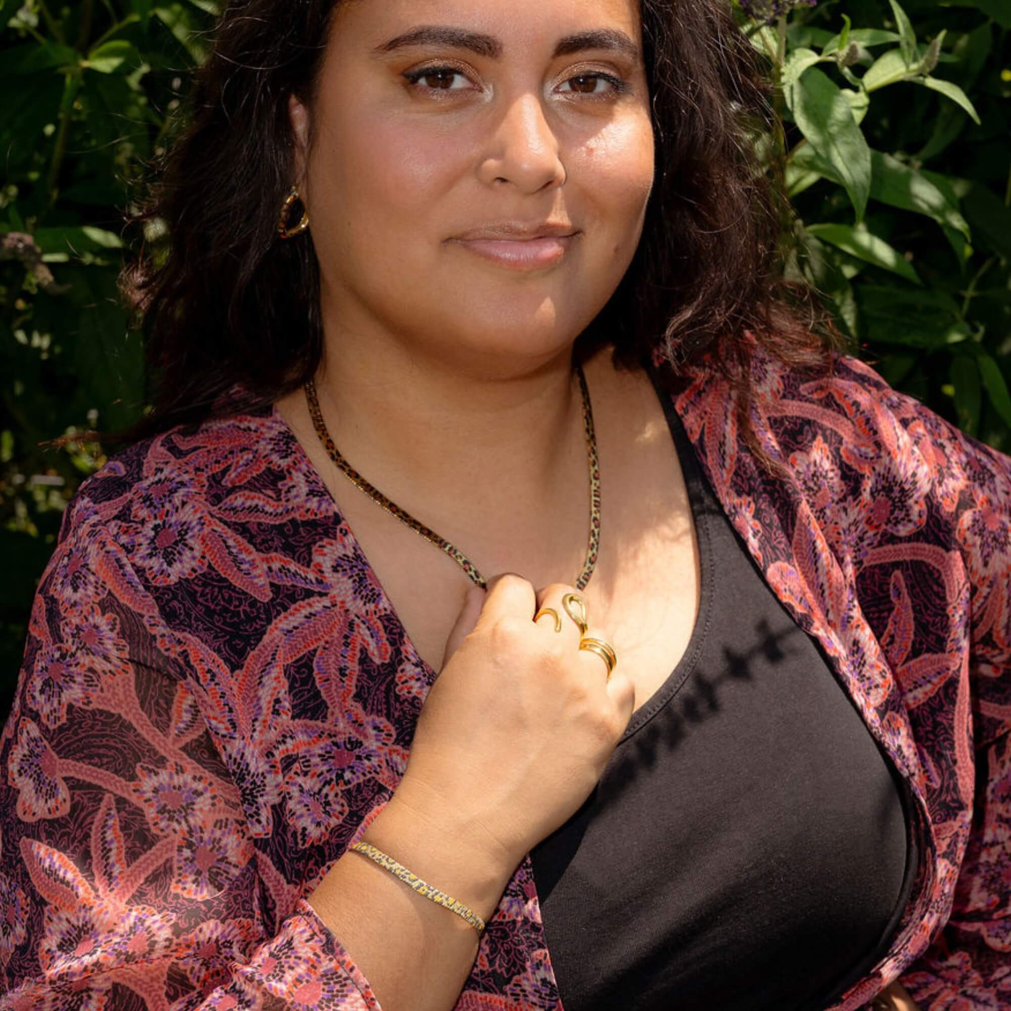 Model draagt de Leopard Instinct Ketting goud – stijlvolle ketting met luipaardprint, gemaakt van roestvrij staal en hypoallergeen.