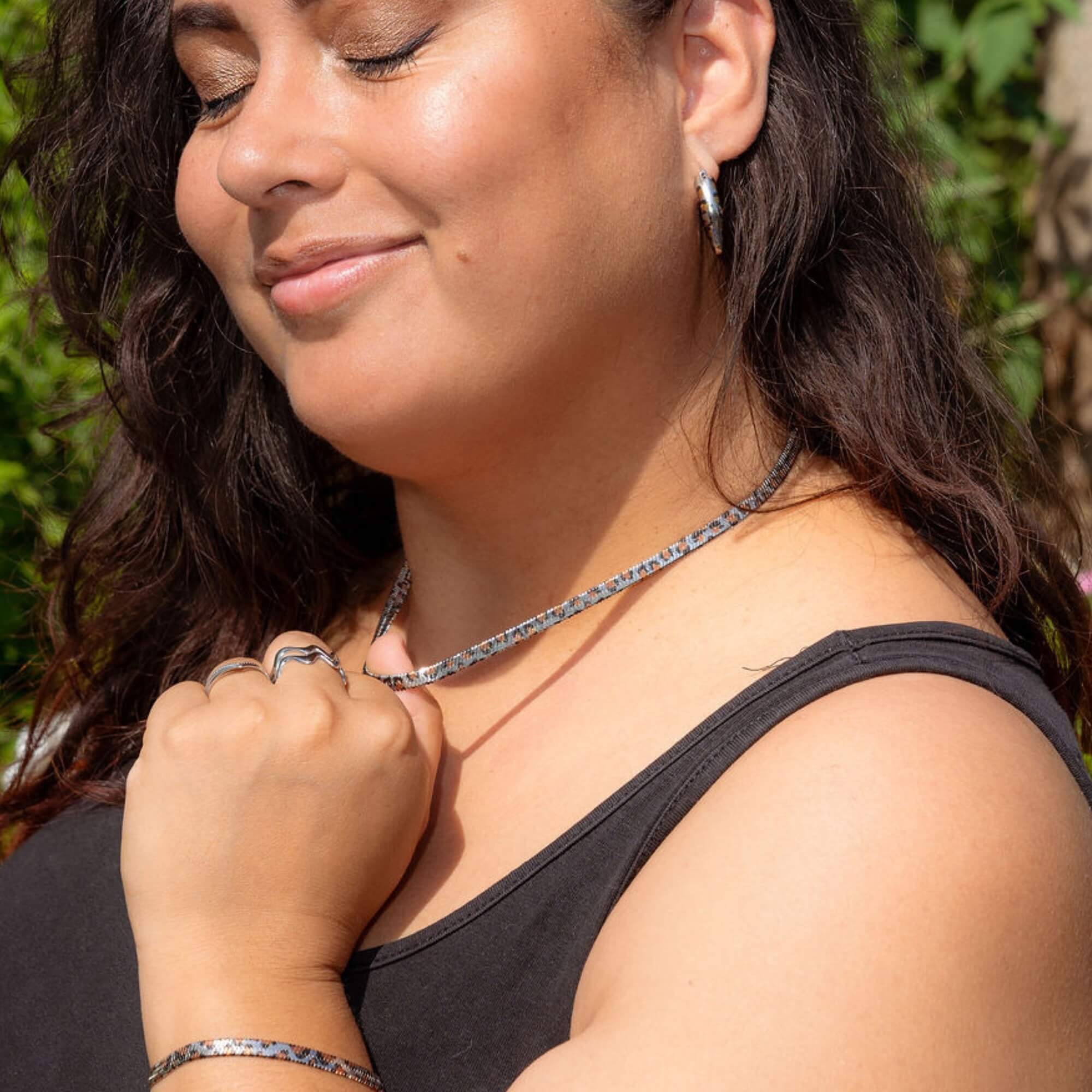 Model draagt de Leopard Instinct Ketting zilver – subtiele dames ketting met luipaarddesign, perfect voor een natuurlijke look met lef.
