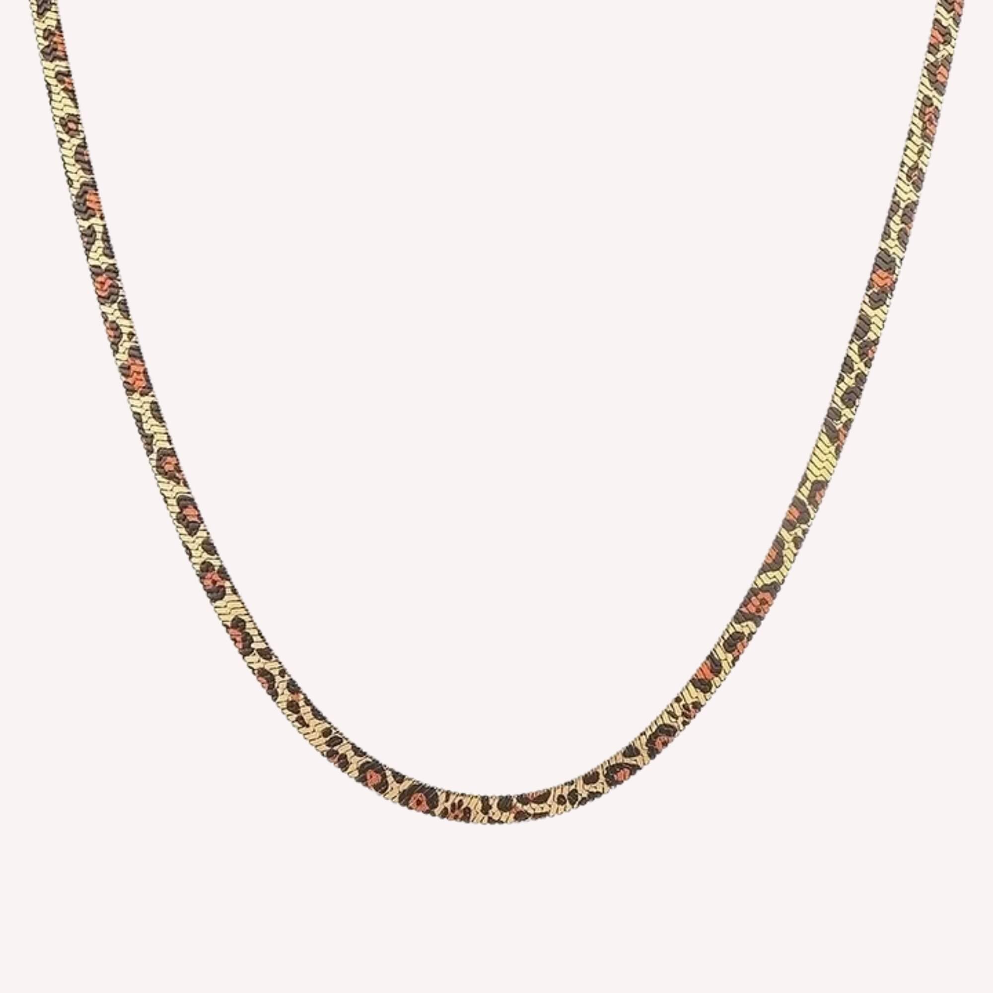 Model draagt de Leopard Instinct Ketting goud – stijlvolle ketting met luipaardprint, gemaakt van roestvrij staal en hypoallergeen.