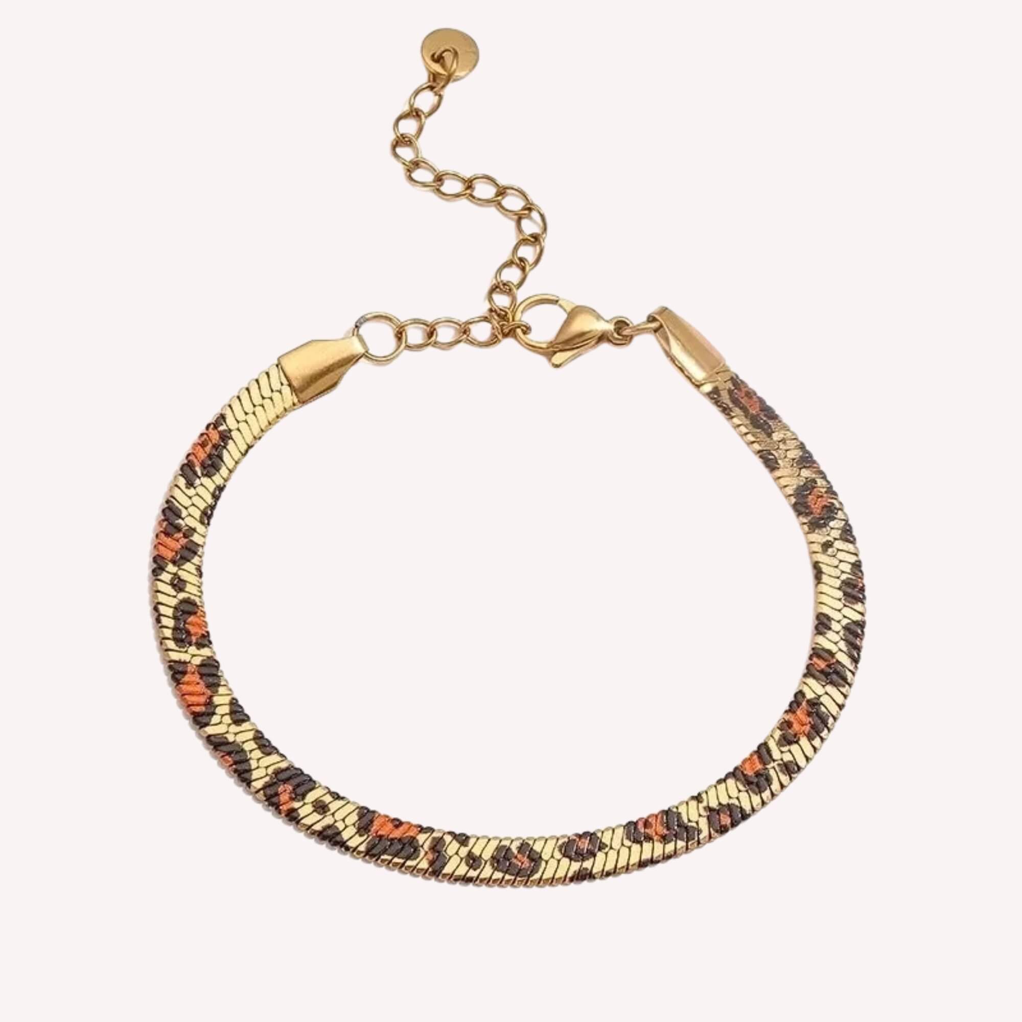 Gouden Leopard Instinct Armband met subtiele luipaardprint. Deze luipaard armband is verstelbaar en gemaakt van roestvrij staal en daarna 18k gold plated afgewerkt.
