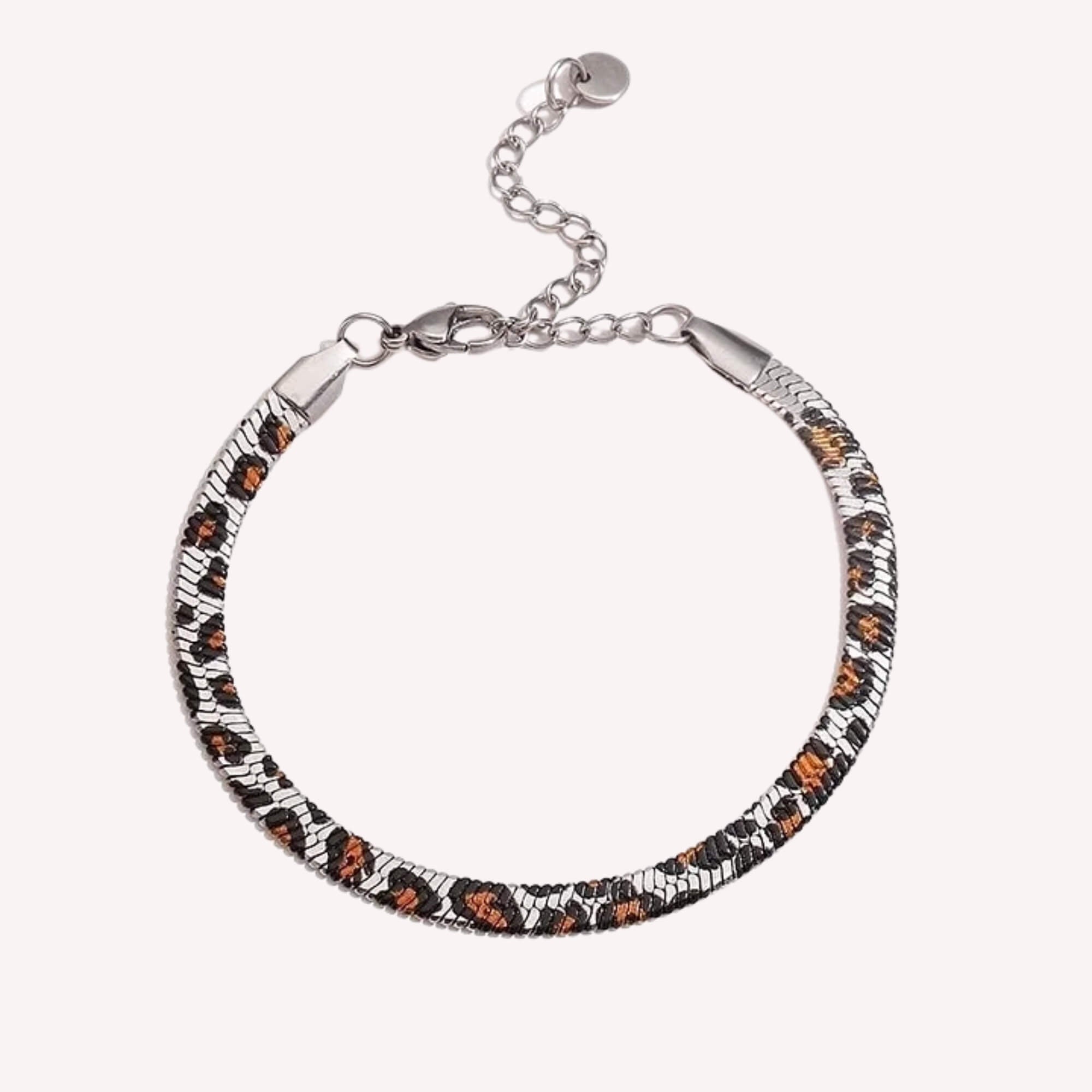 Zilveren Leopard Instinct Armband met luipaardprint, gemaakt van hypoallergeen roestvrij staal.