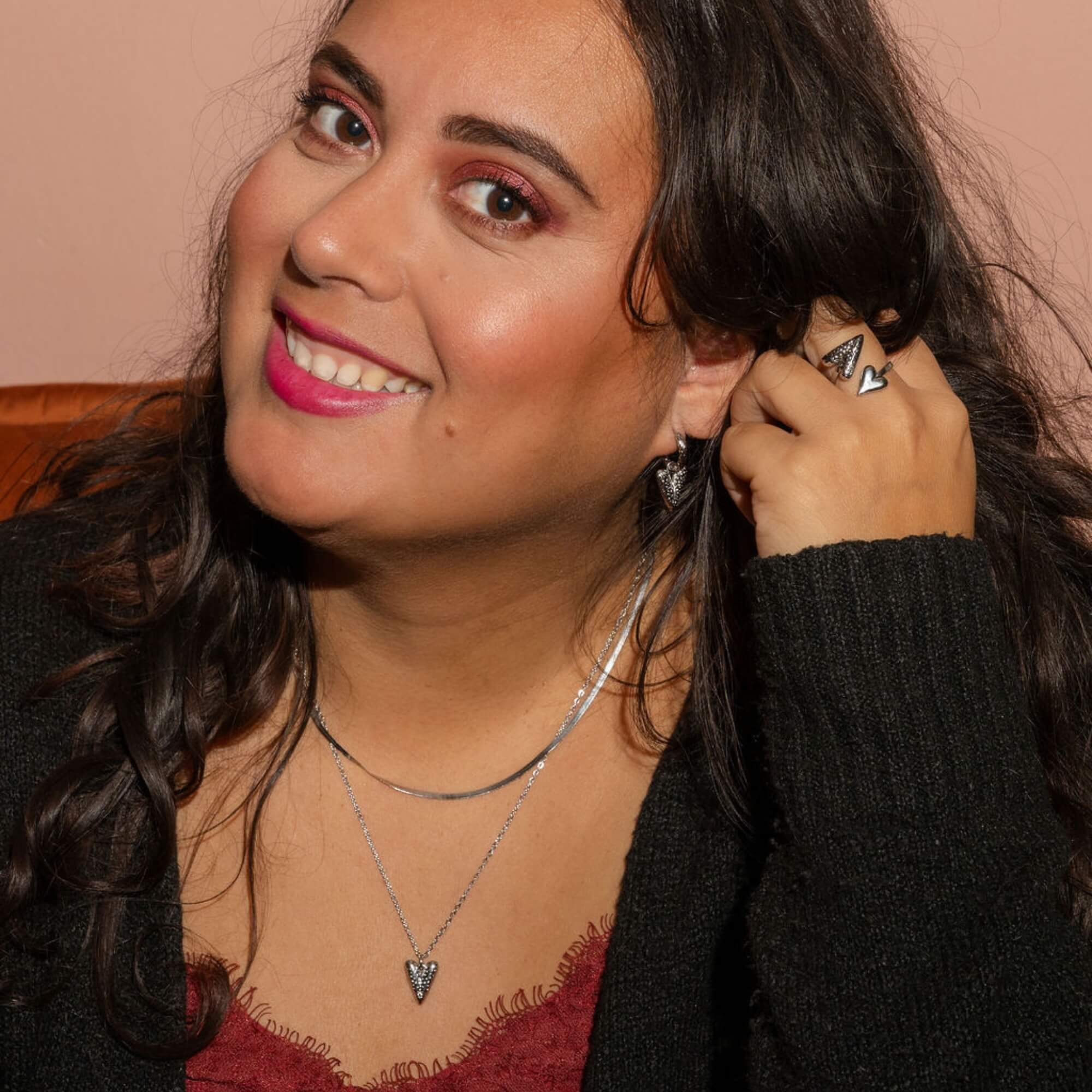 Model draagt Love Yourself First Sieradenset zilver – Zilveren sieradenset met hartjes. Hypoallergeen en elegant, voor vrouwen die kiezen voor zelfliefde.