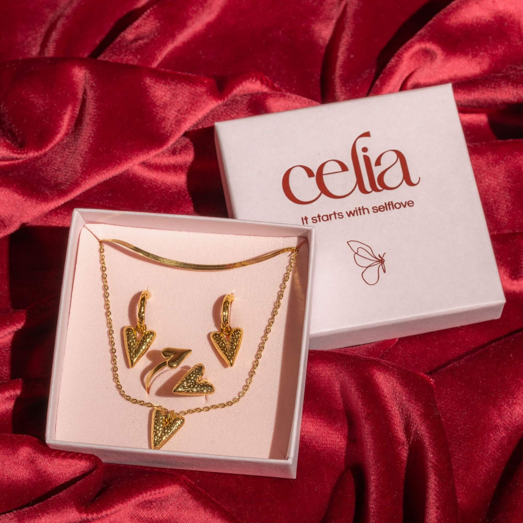 Love Yourself First Sieradenset goud – Gouden sieradenset met hartjes voor vrouwen. Hypoallergeen, betekenisvol en stijlvol voor elke dag.