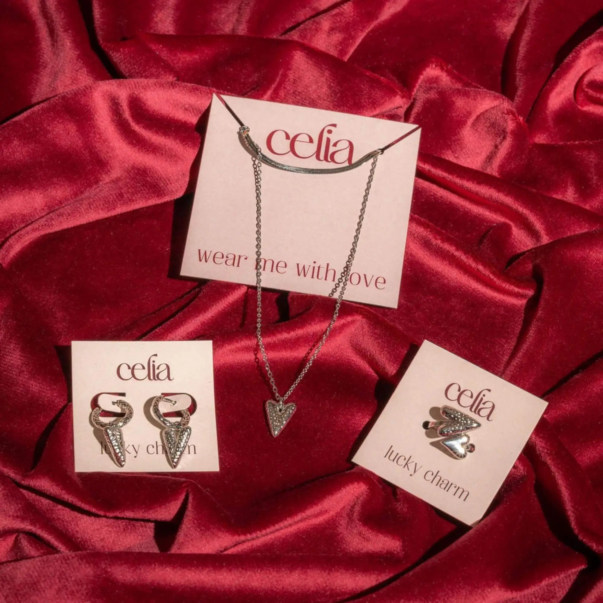 Love Yourself First Sieradenset zilver – Zilveren sieraden set dames met hartjes. Elegant, roestvrij staal en een ode aan zelfliefde.