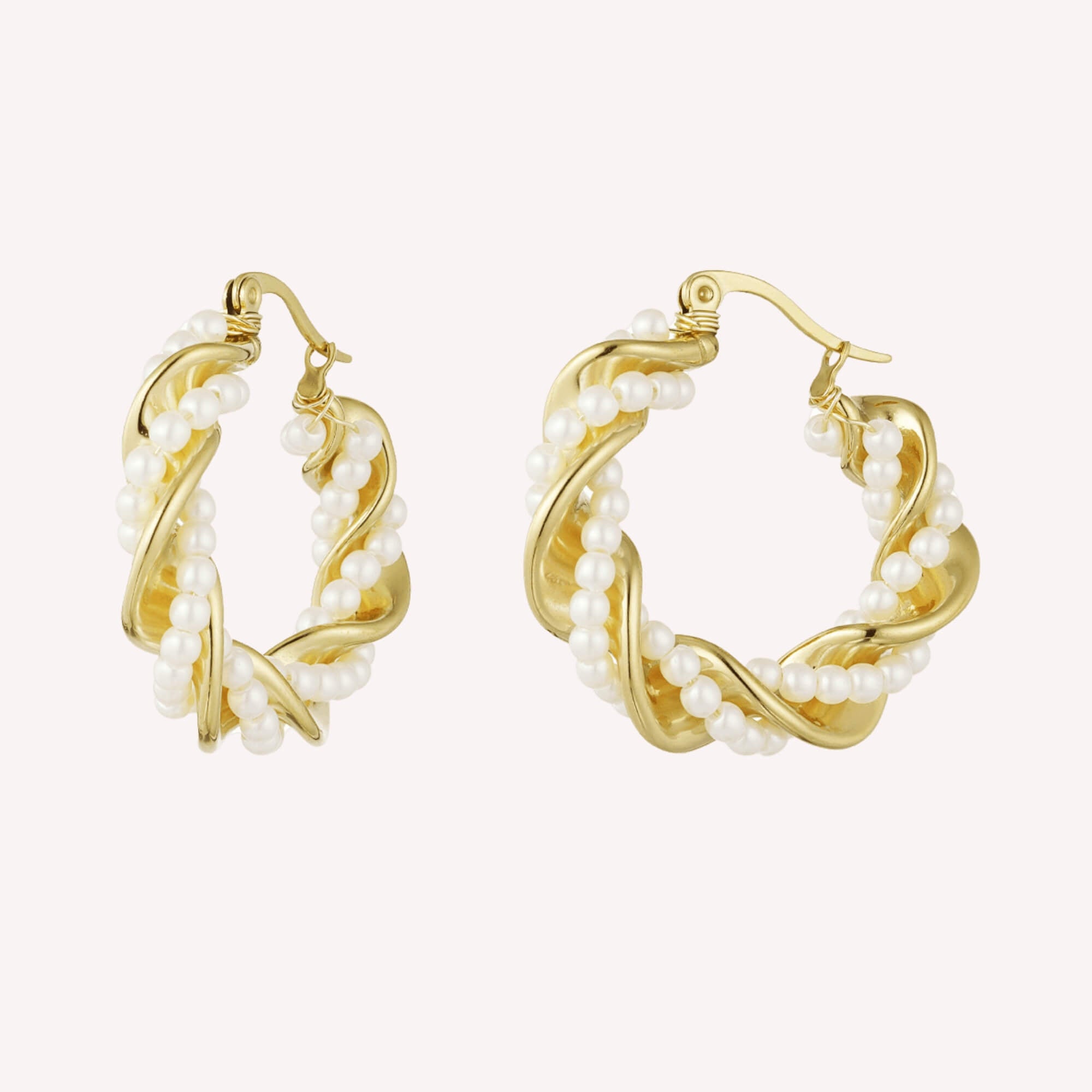 Goudkleurige Pearlfect Match Oorbellen met speels parelkoord – unieke statement oorbellen van roestvrij staal.
