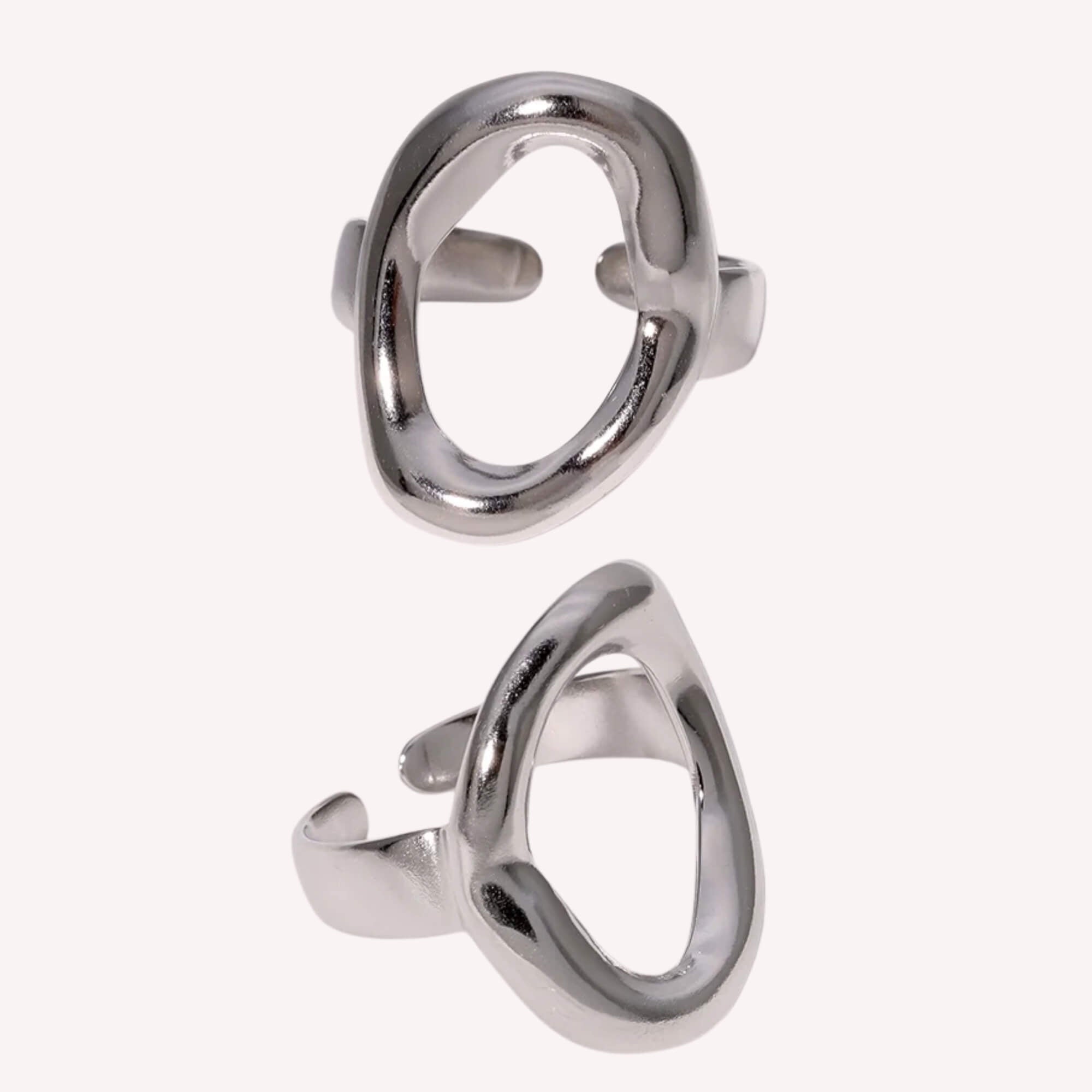 Zilveren ovale ring met open design, verstelbaar en hypoallergeen. Perfect voor elke look.
