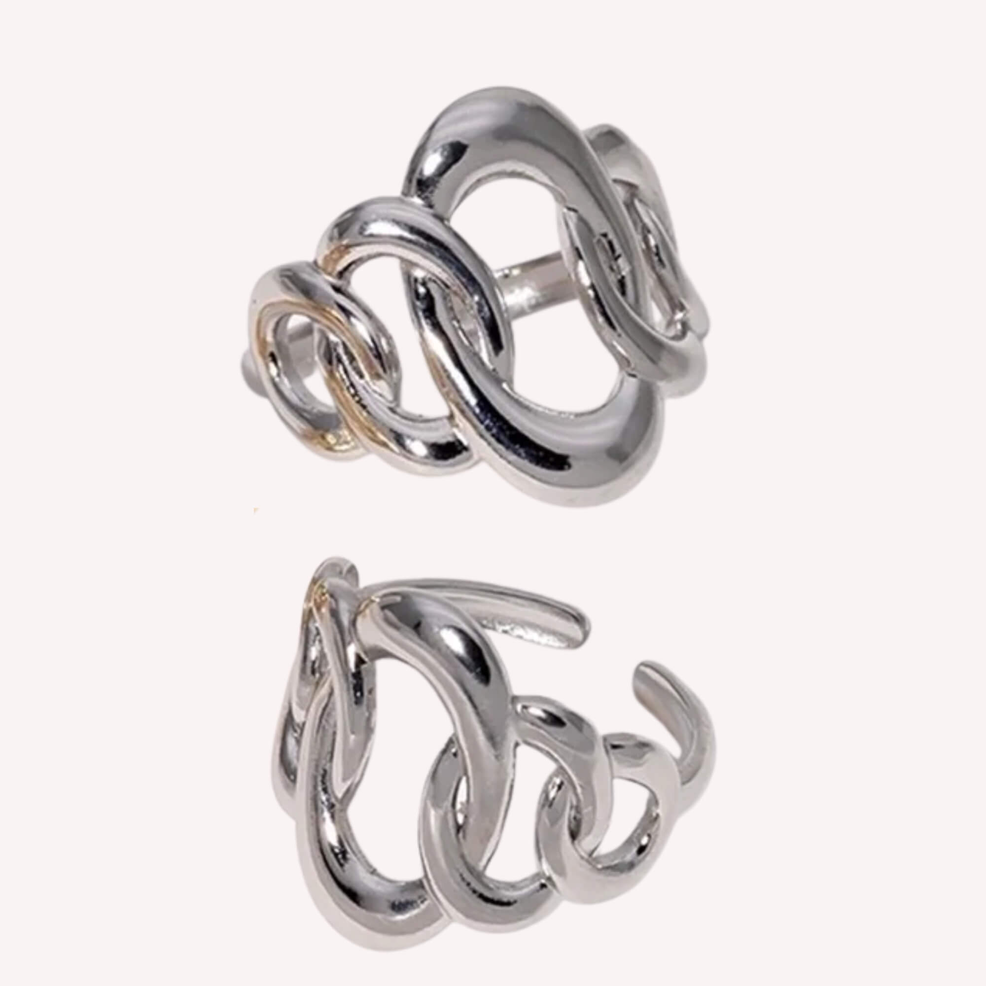 De Ovalicious Ring een makkelijk verstelbare ring. Het design bestaat uit ovalen in verschillende formaten. Dit is de zilveren variant.