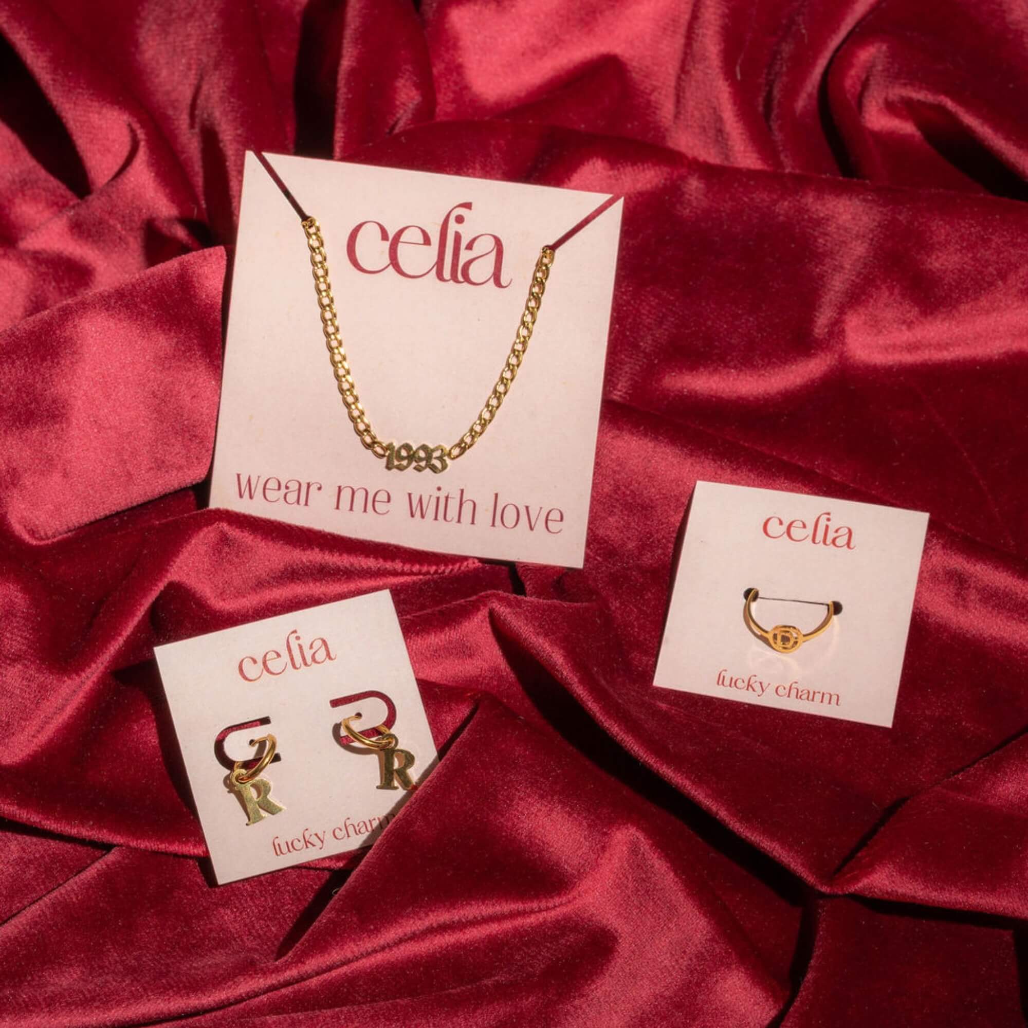 Own Your Story Sieradenset in goud – gepersonaliseerde gouden sieradenset met letter en jaartal voor vrouwen, stijlvol en hypoallergeen.