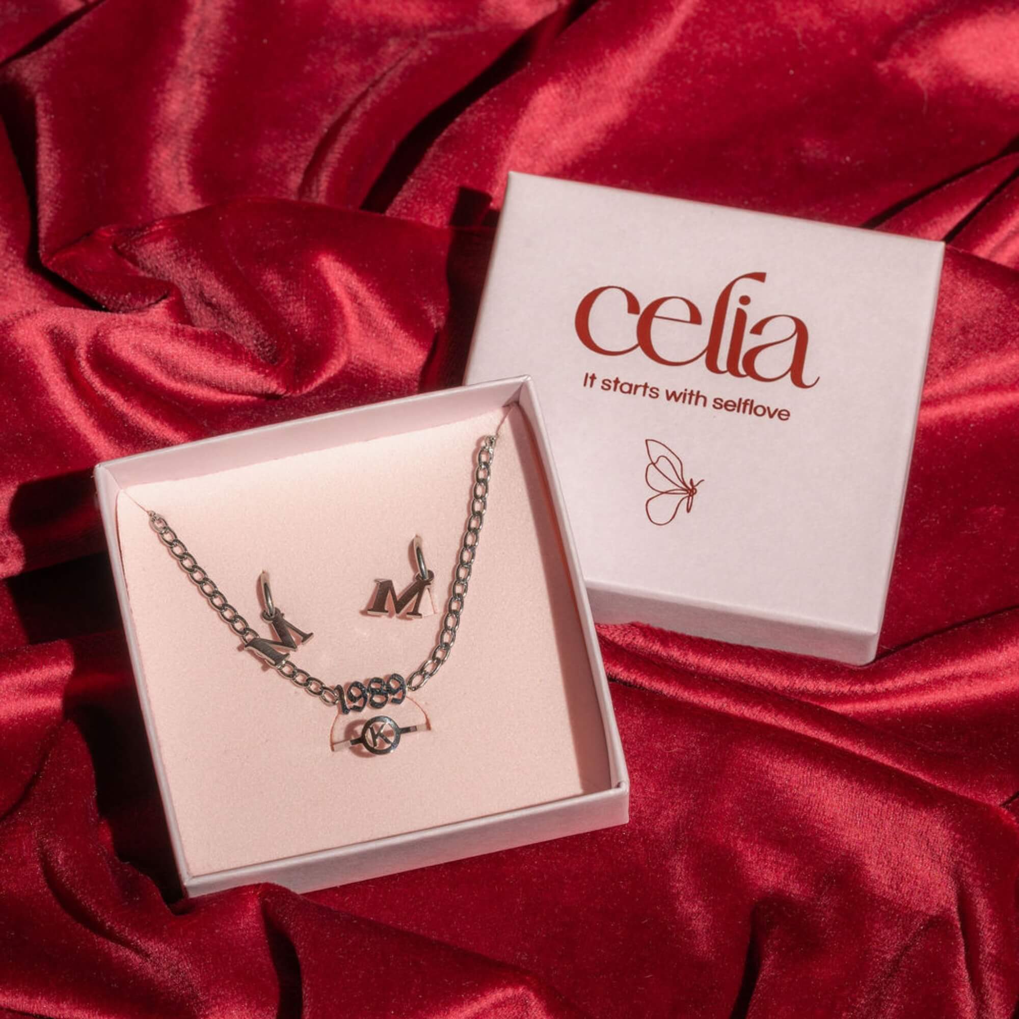 Own Your Story Sieradenset in zilver – zilveren sieradenset met initiaal en jaartal, roestvrij staal en elegant voor elke vrouw.