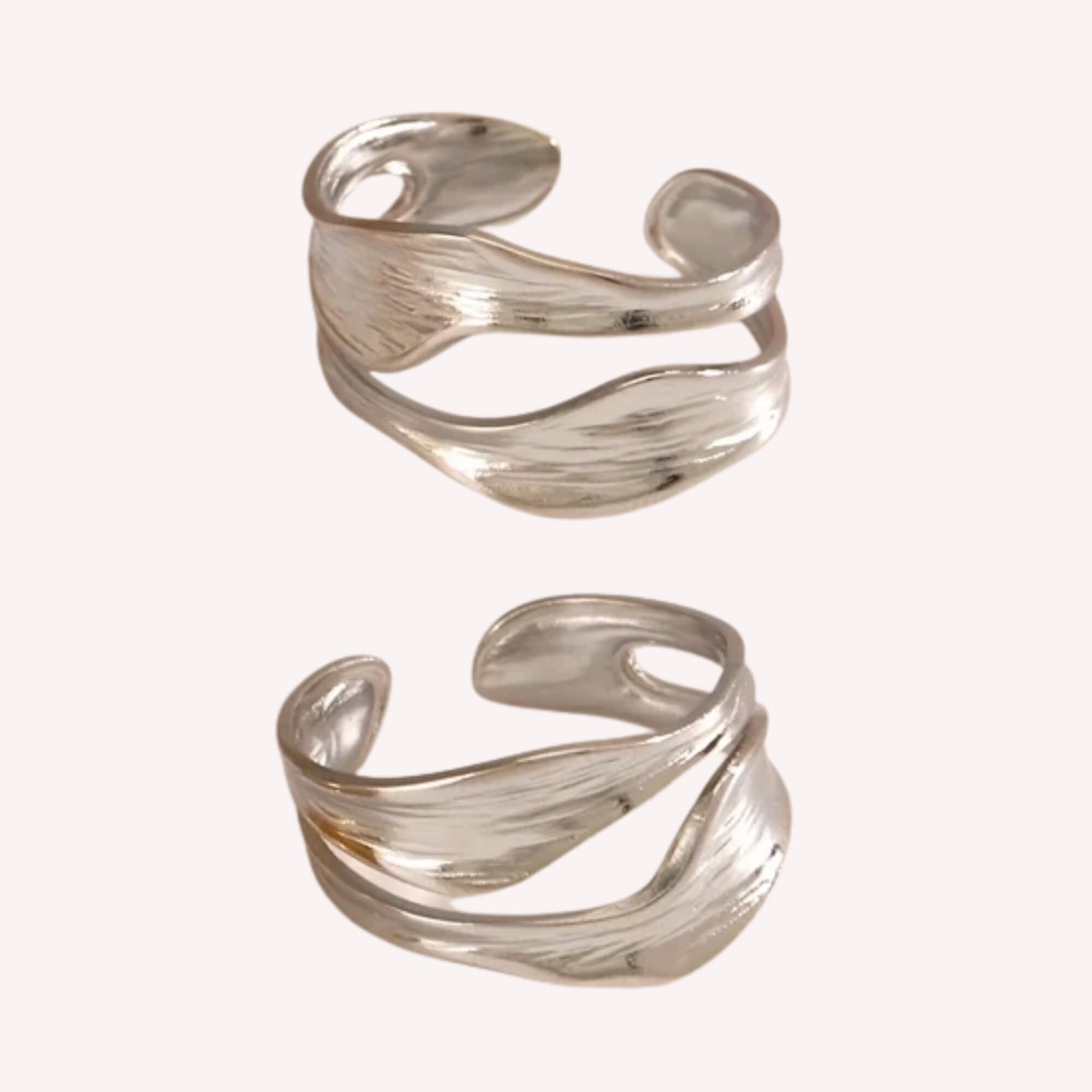 Zilveren Perfectly Imperfect Ring – Zilveren roestvrij stalen ring, licht verstelbaar (maat 17/18), met uniek asymmetrisch ontwerp.