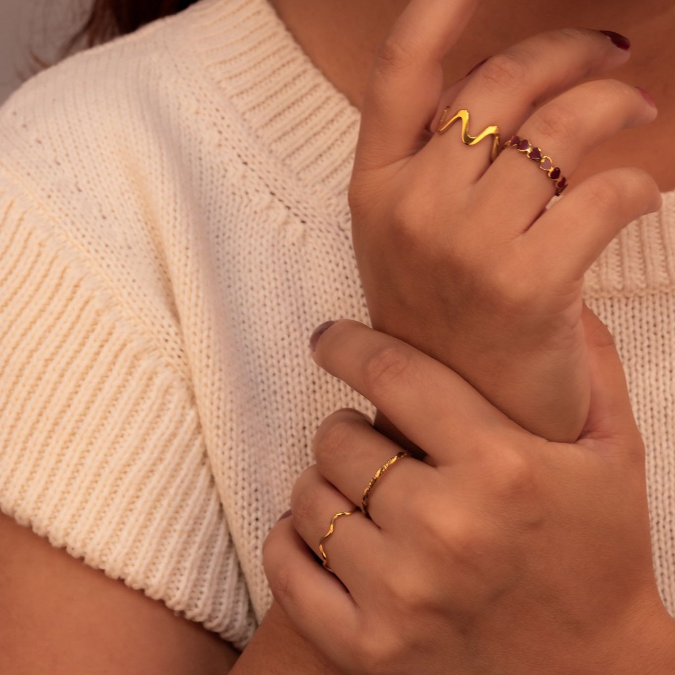 Vrouw draagt de fijne gouden golfring, een subtiele en stijlvolle toevoeging aan haar outfit.