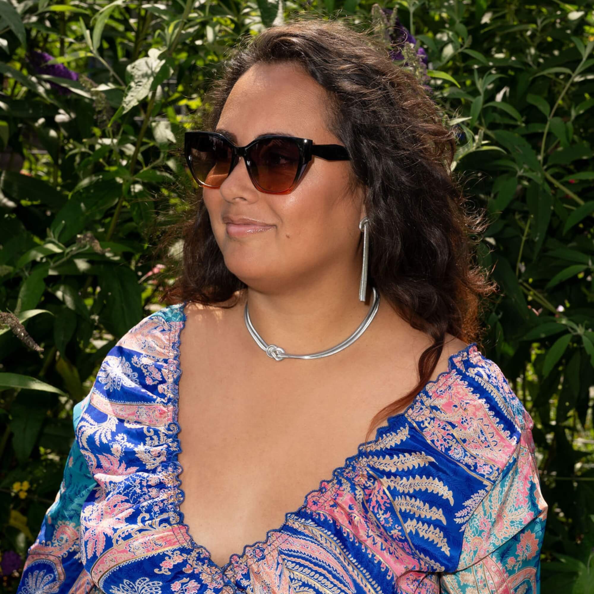 Celia met Shady Lady bruin/zwart – een mooie grote dames zonnebril in het zwart met bruine overloop.