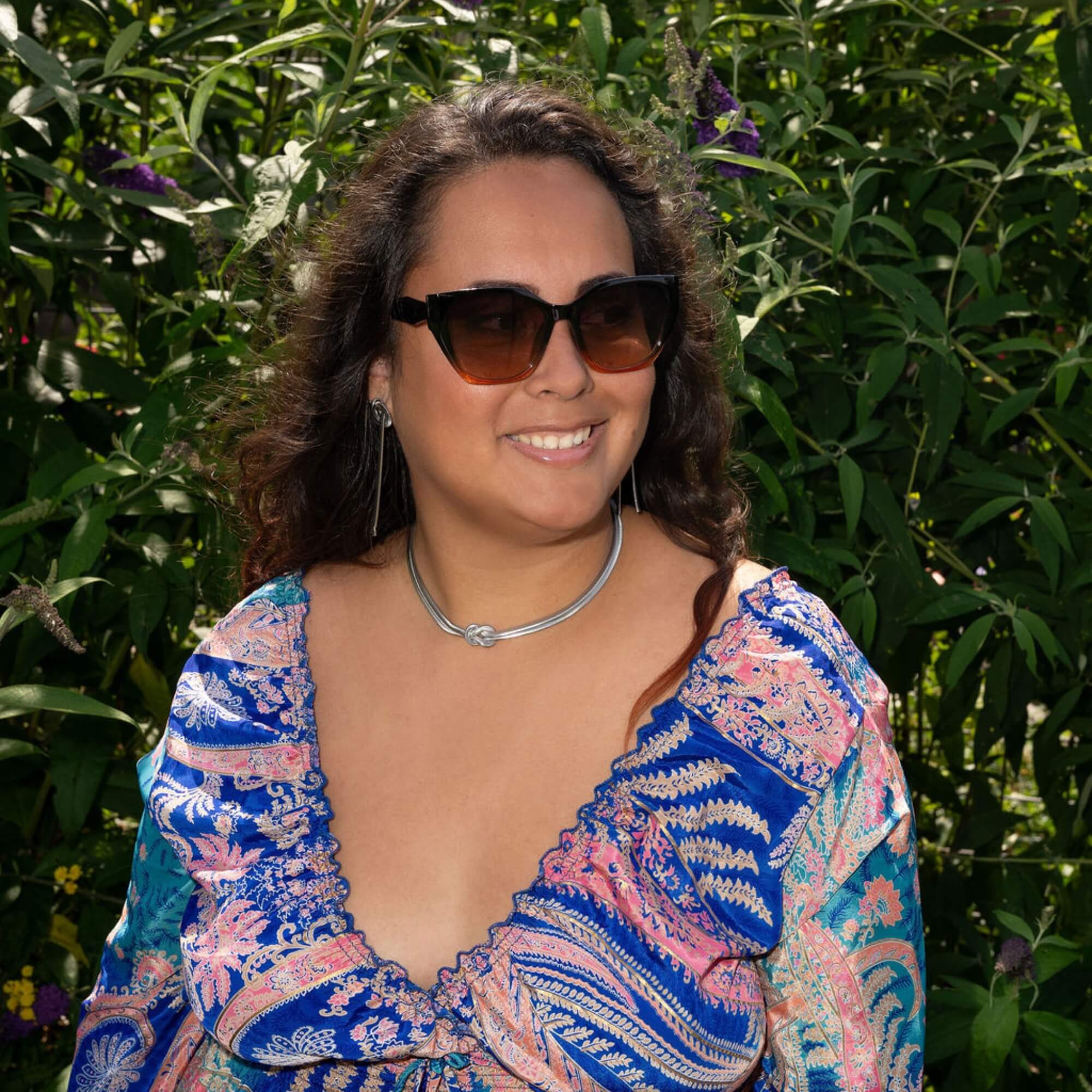 Celia met zwart/bruine Shady Lady zonnebril – stijlvolle overloop in deze grote zonnebril voor dames.