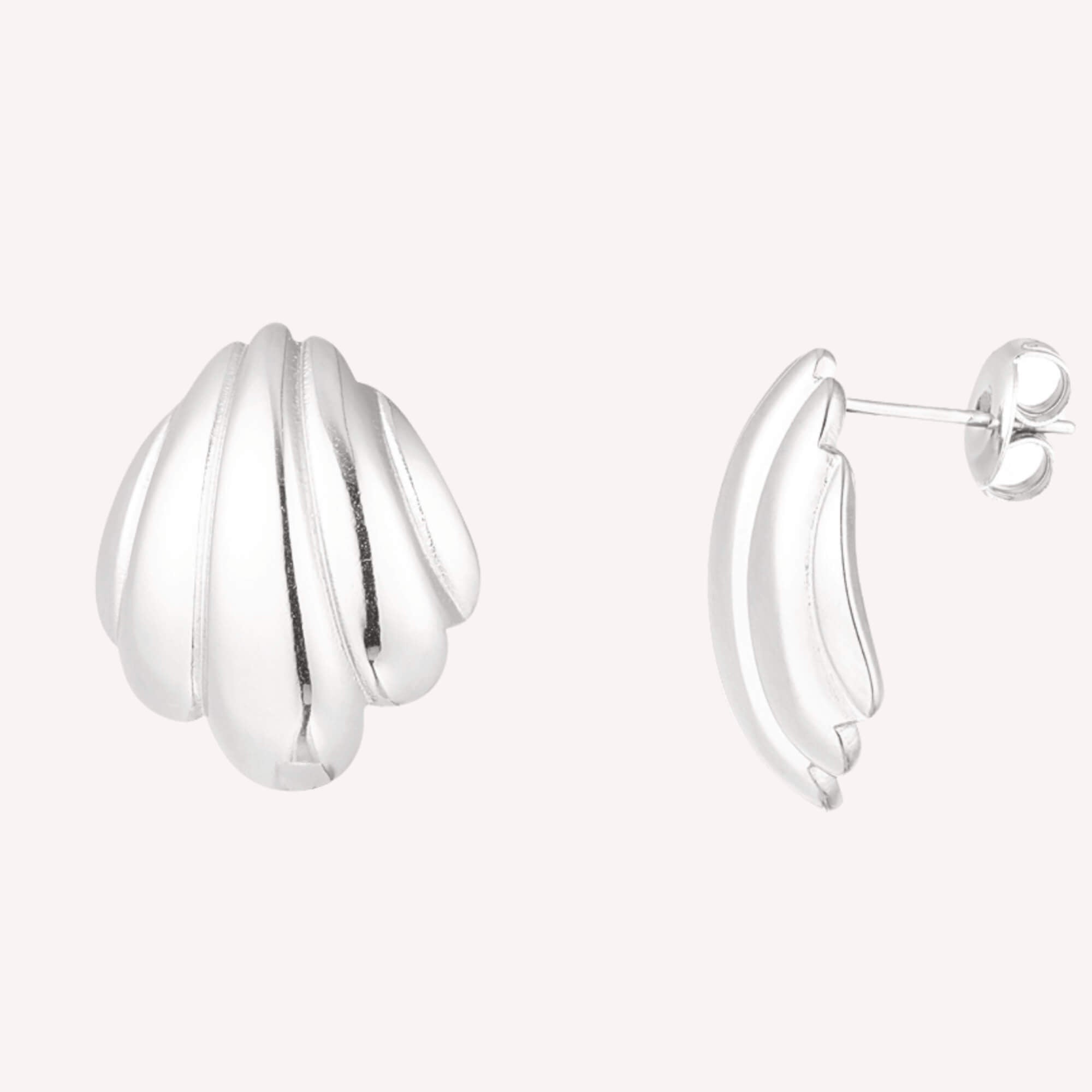 Shell Me More Oorbellen zilverkleurig — basic en stijlvolle schelp oorbellen voor vrouwen, roestvrij staal, hypoallergeen.