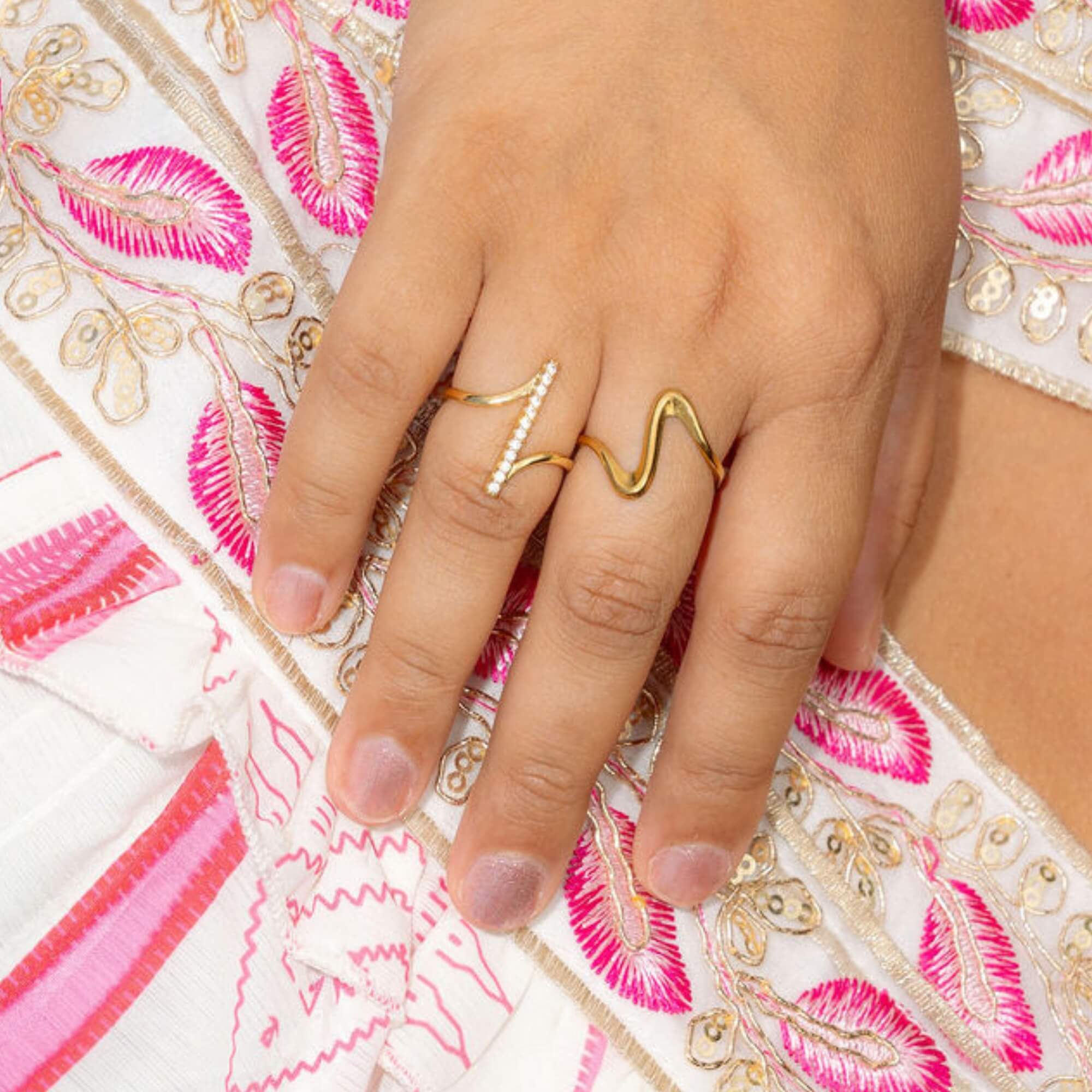 Model met Shine Your Line Ring goud – elegante gouden dames ring met zirkonia steentjes, verstelbaar en betekenisvol.