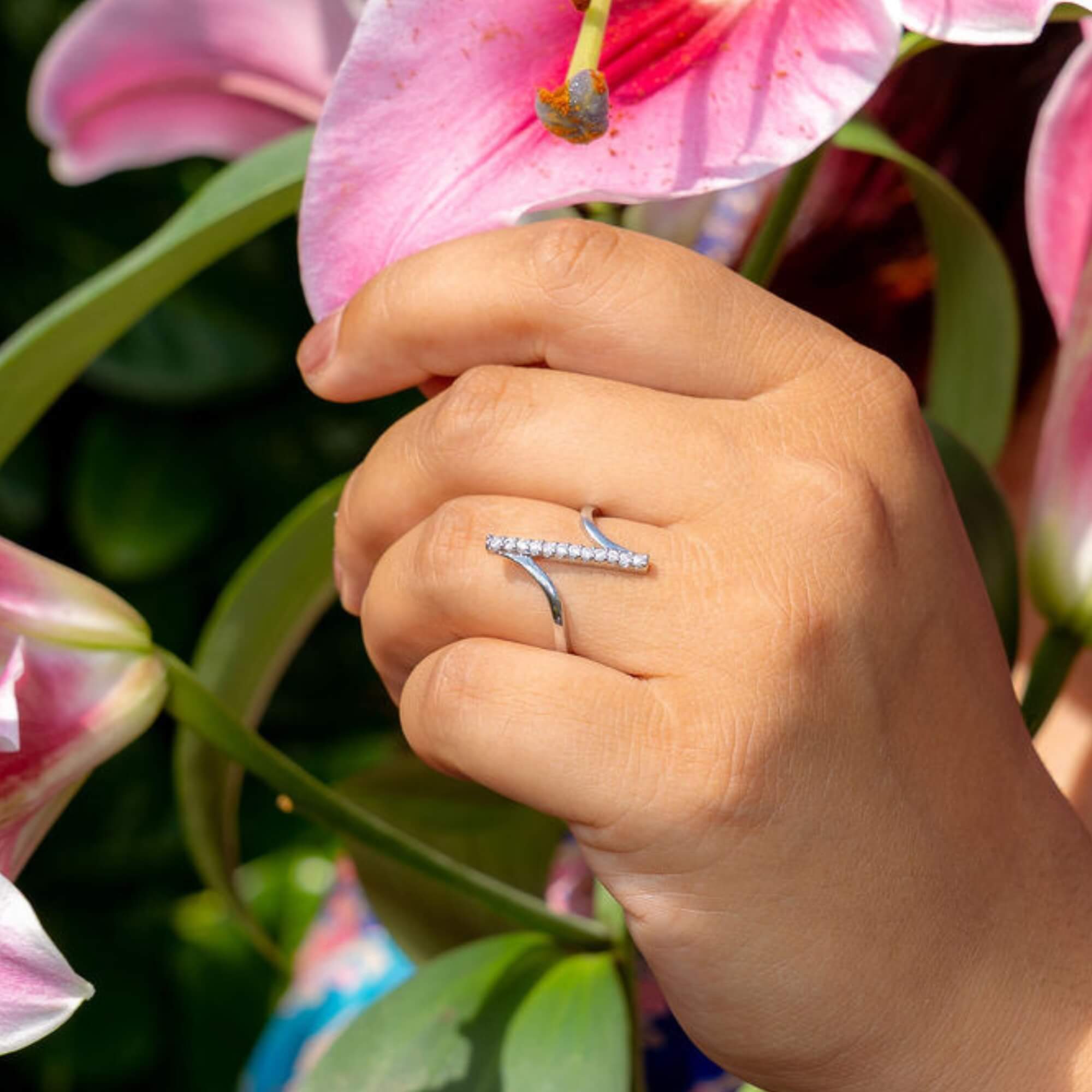 Model met Shine Your Line Ring zilver – elegante zilveren dames ring met zirkonia steentjes, verstelbaar en comfortabel.