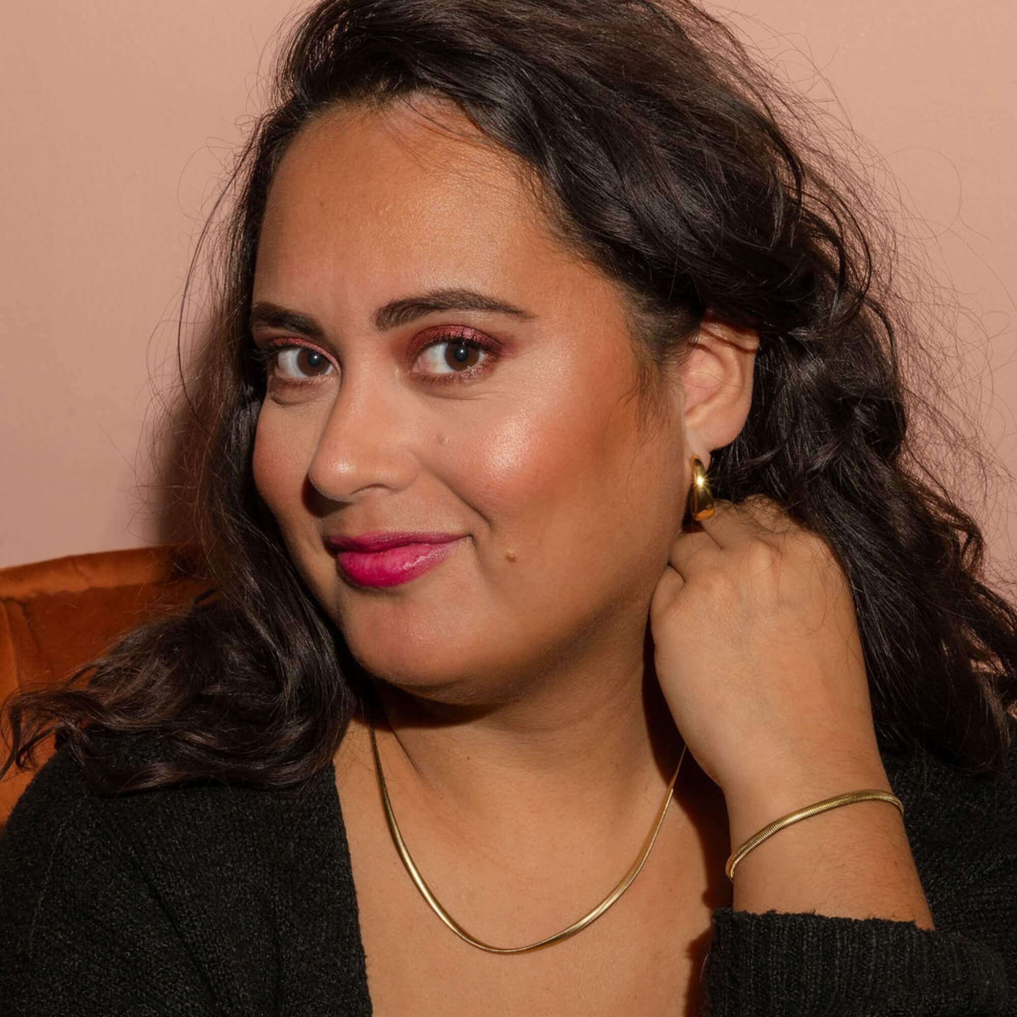 Model draagt Sleek & Serene Sieradenset goud – Minimalistische sieradenset voor dames in goud. Elegant, tijdloos en roestvrij staal.