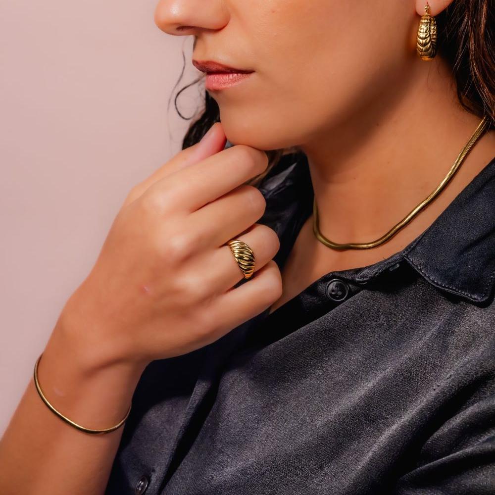 Model draagt snake armband goud gecombineerd met de snake ketting goud.