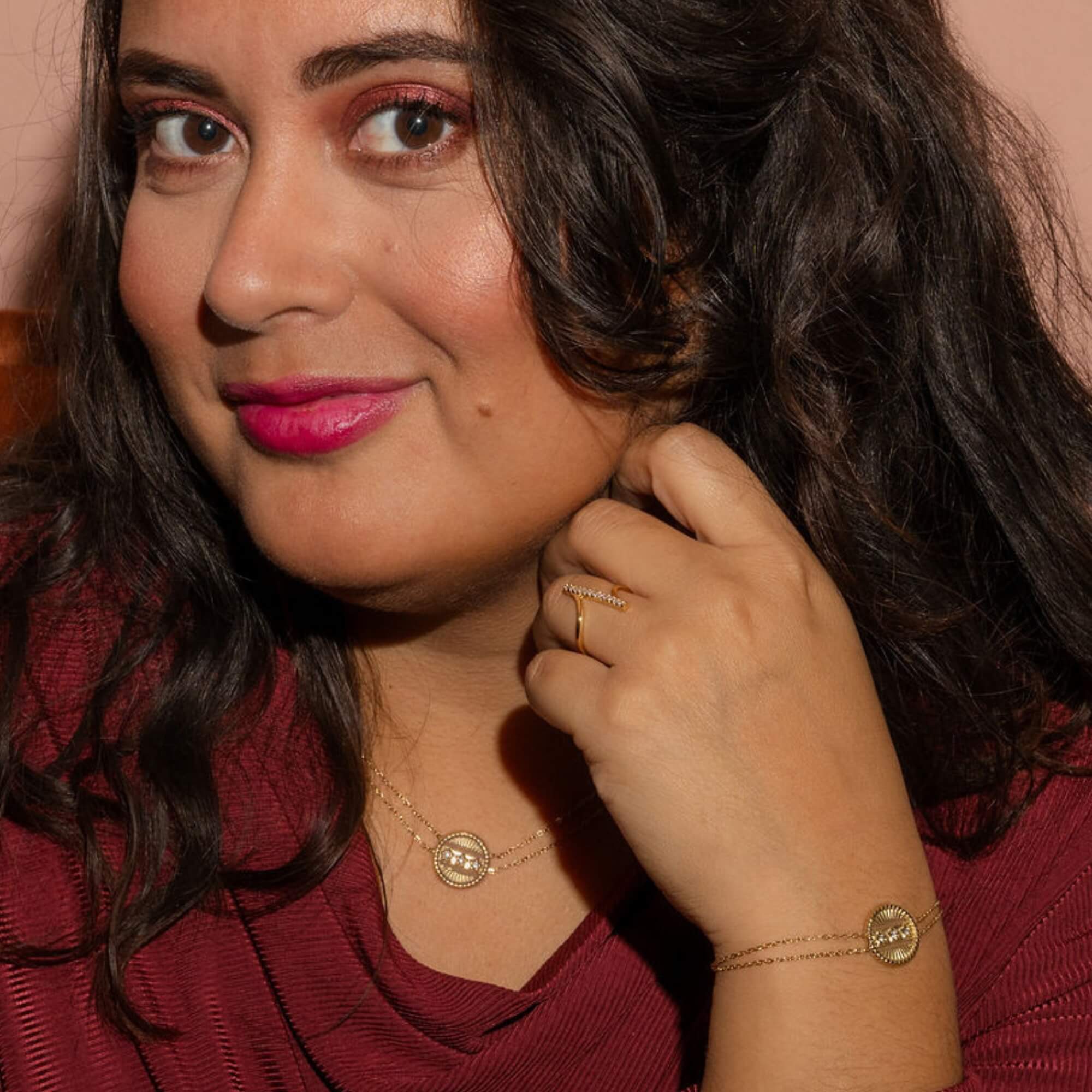 Model draagt Sparkle Your Way Sieradenset goud – Gouden sieradenset dames met subtiele sparkle, ideaal voor dagelijks gebruik en zelfliefde.