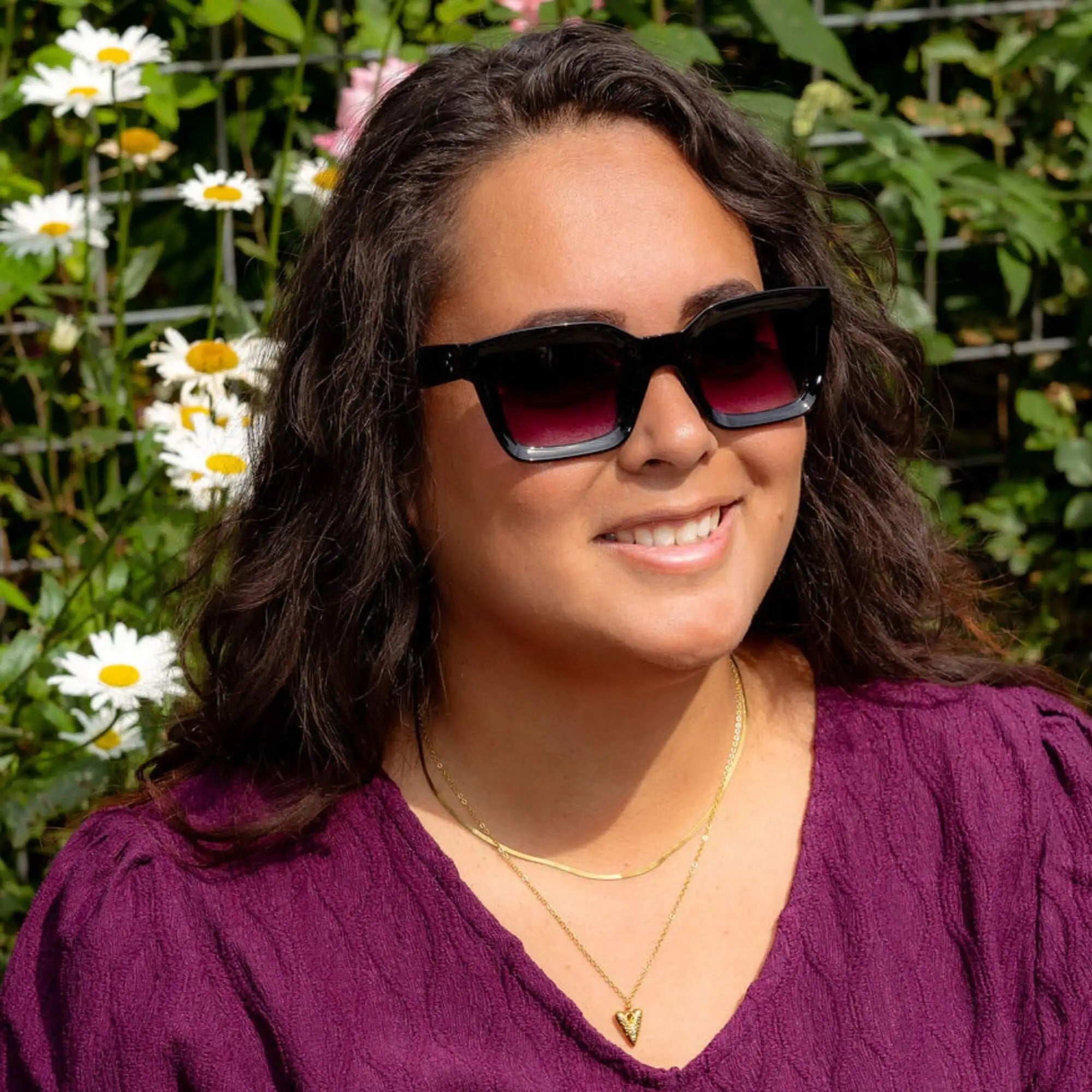 Celia draagt zwarte Squarely Yours zonnebril – een goedkope retro zonnebril voor dames.