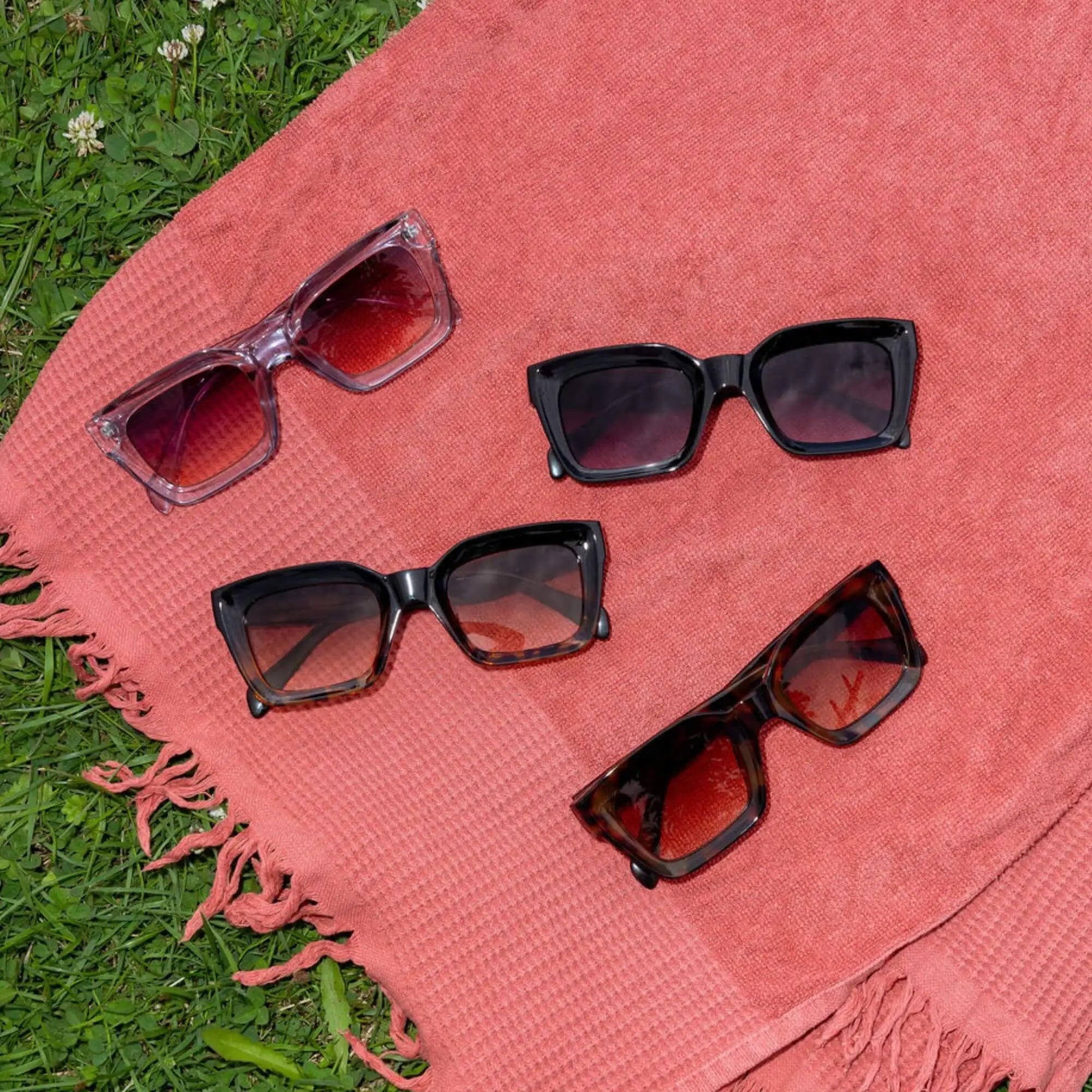 Squarely Yours zonnebrillen collectie – retro zonnebrillen voor dames in grijs, zwart, bruin en zwart/bruin.