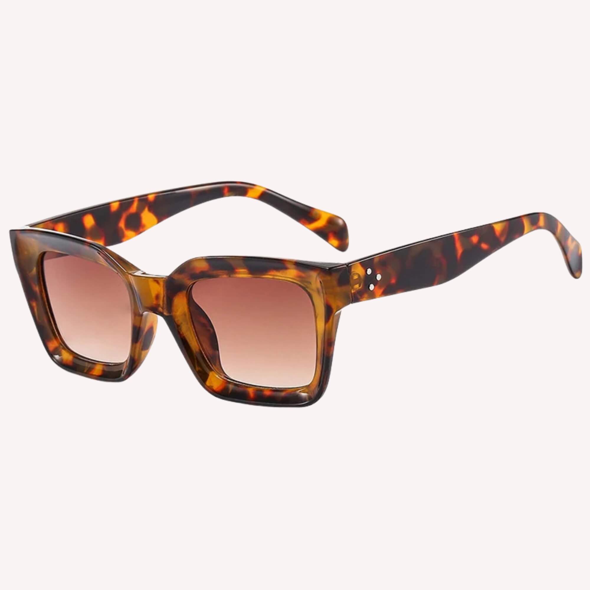 Squarely Yours zonnebril leopard – retro zonnebril voor vrouwen die durven te stralen.