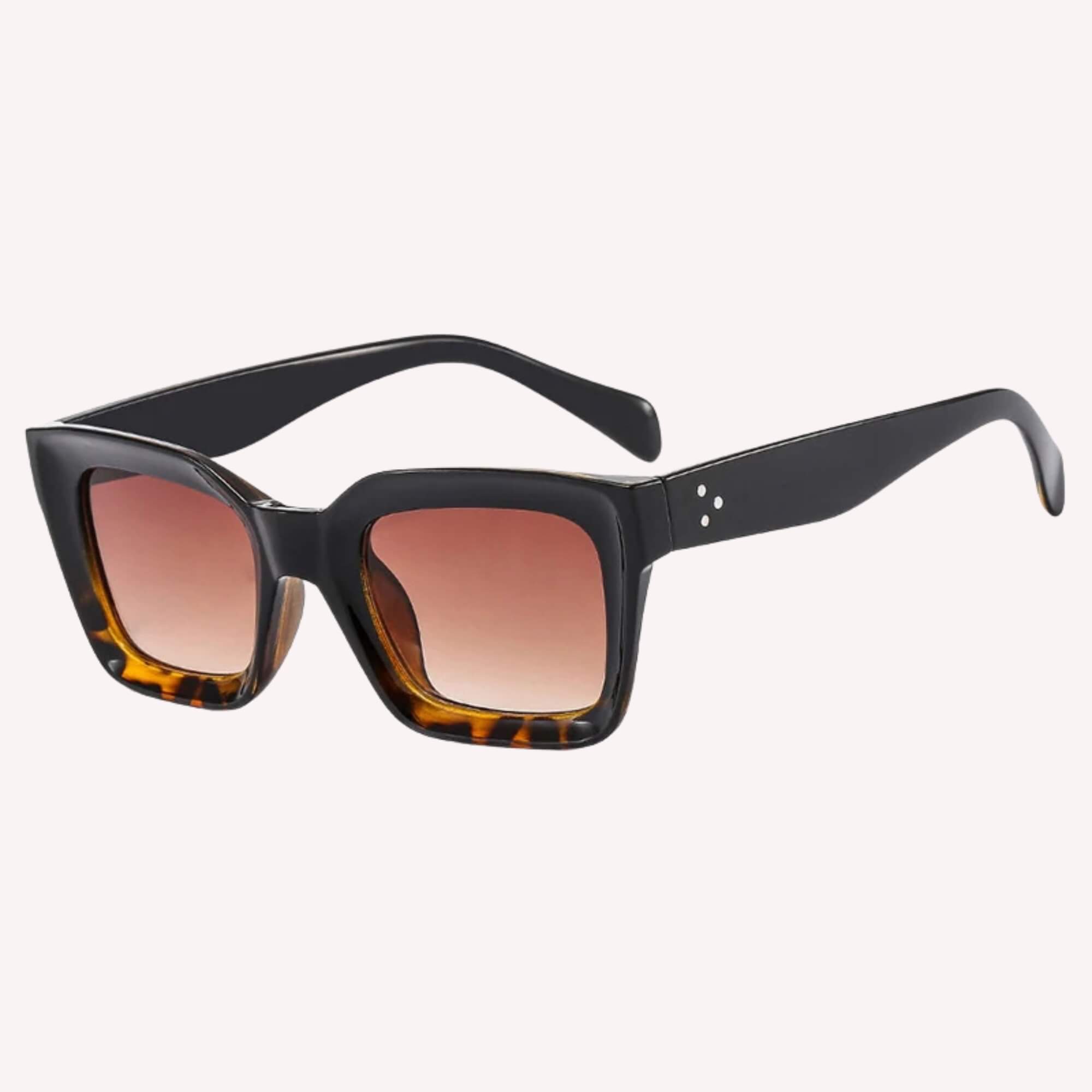 Squarely Yours zonnebril zwart/bruin – een mooie zwart bruine retro zonnebril voor vrouwen.