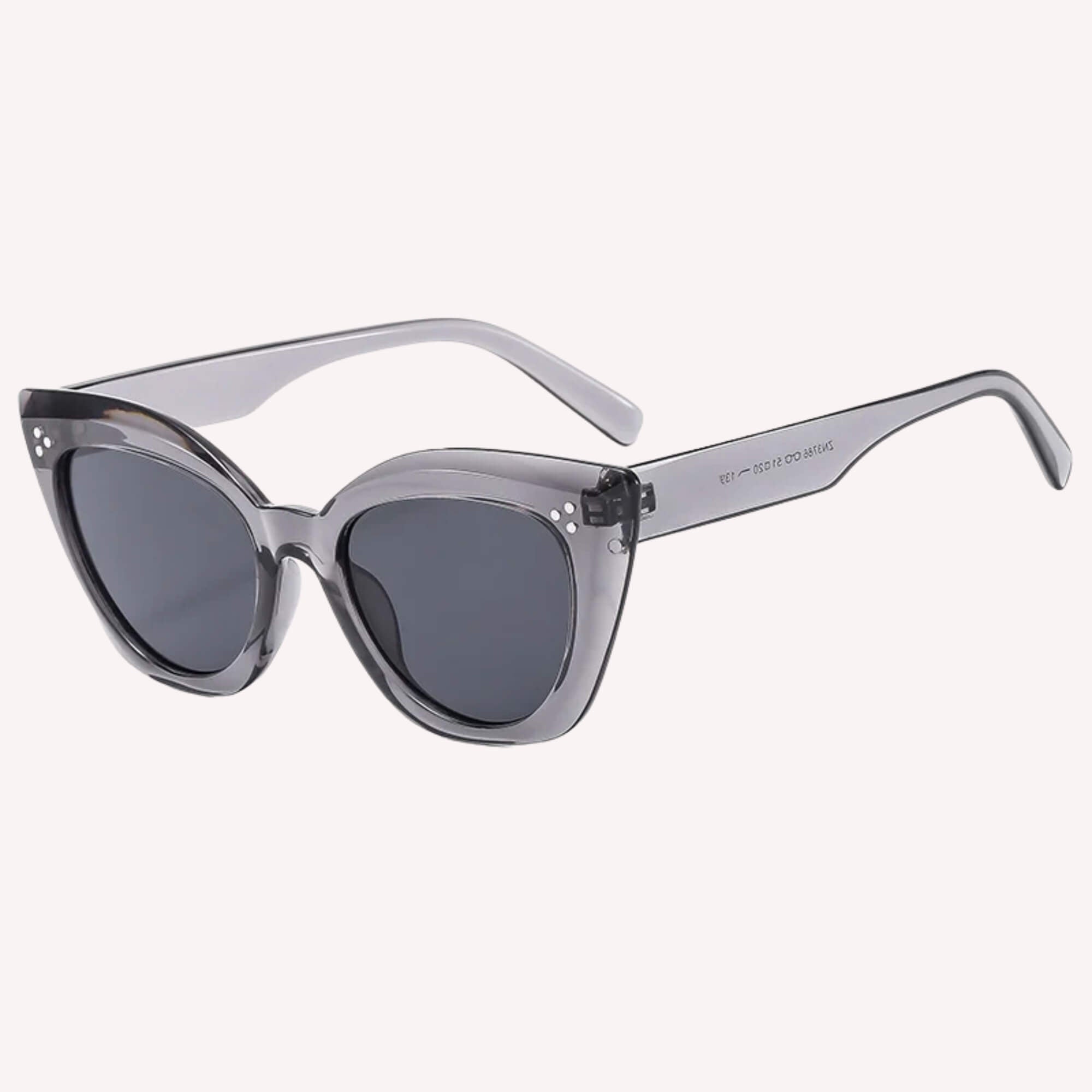 Stay Cat-chy Zonnebril grijs - een grijze cat eye zonnebril voor vrouwen.