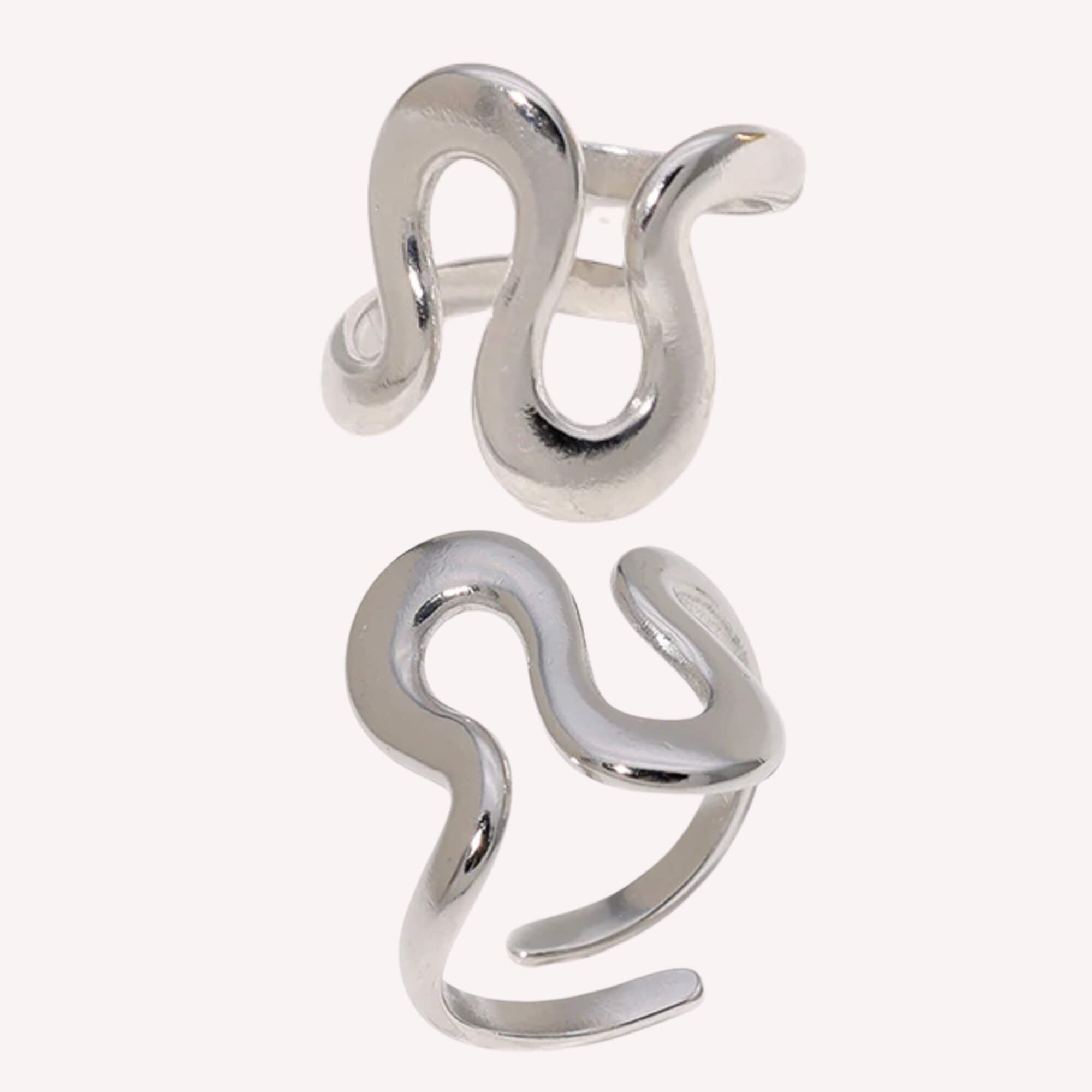 Dit is de zilveren The Bold Swirl Ring. Deze ring is verstelbaar, hypoallergeen en gemaakt van roestvrij staal.