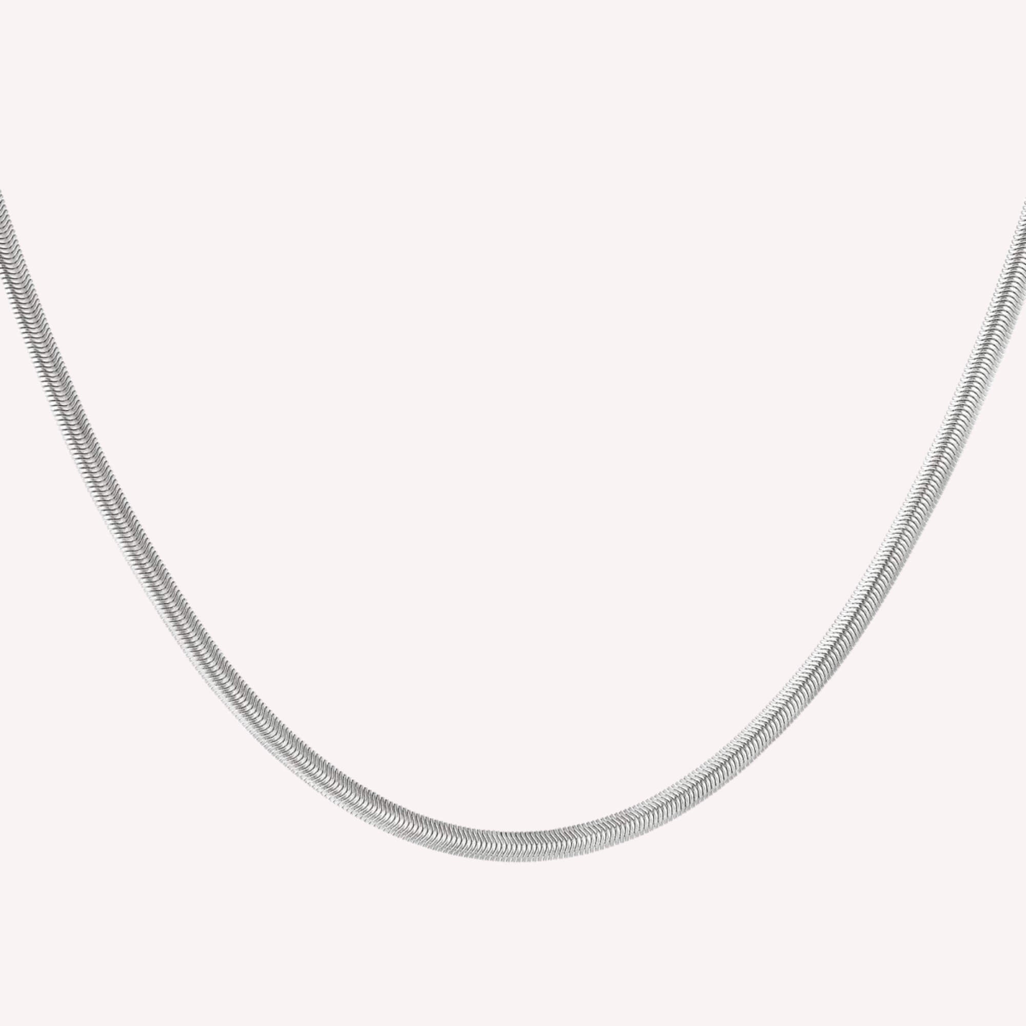 The Sleek Snake Ketting zilver is een minimalistische roestvrij stalen snake ketting met subtiele glans.