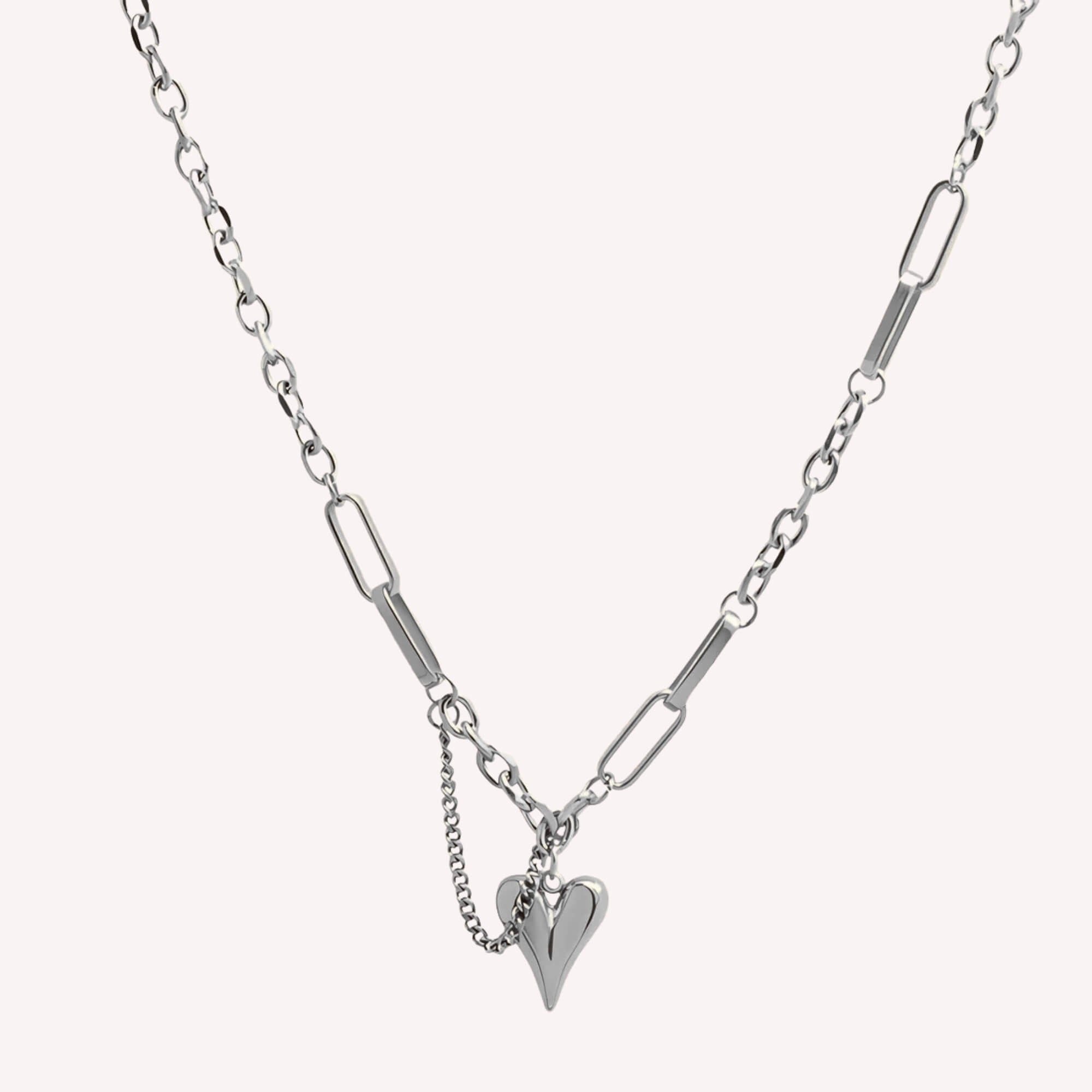 Tough Love Ketting zilver – stoere zilveren schakelketting met hart bedel, subtiele touch van zelfliefde.