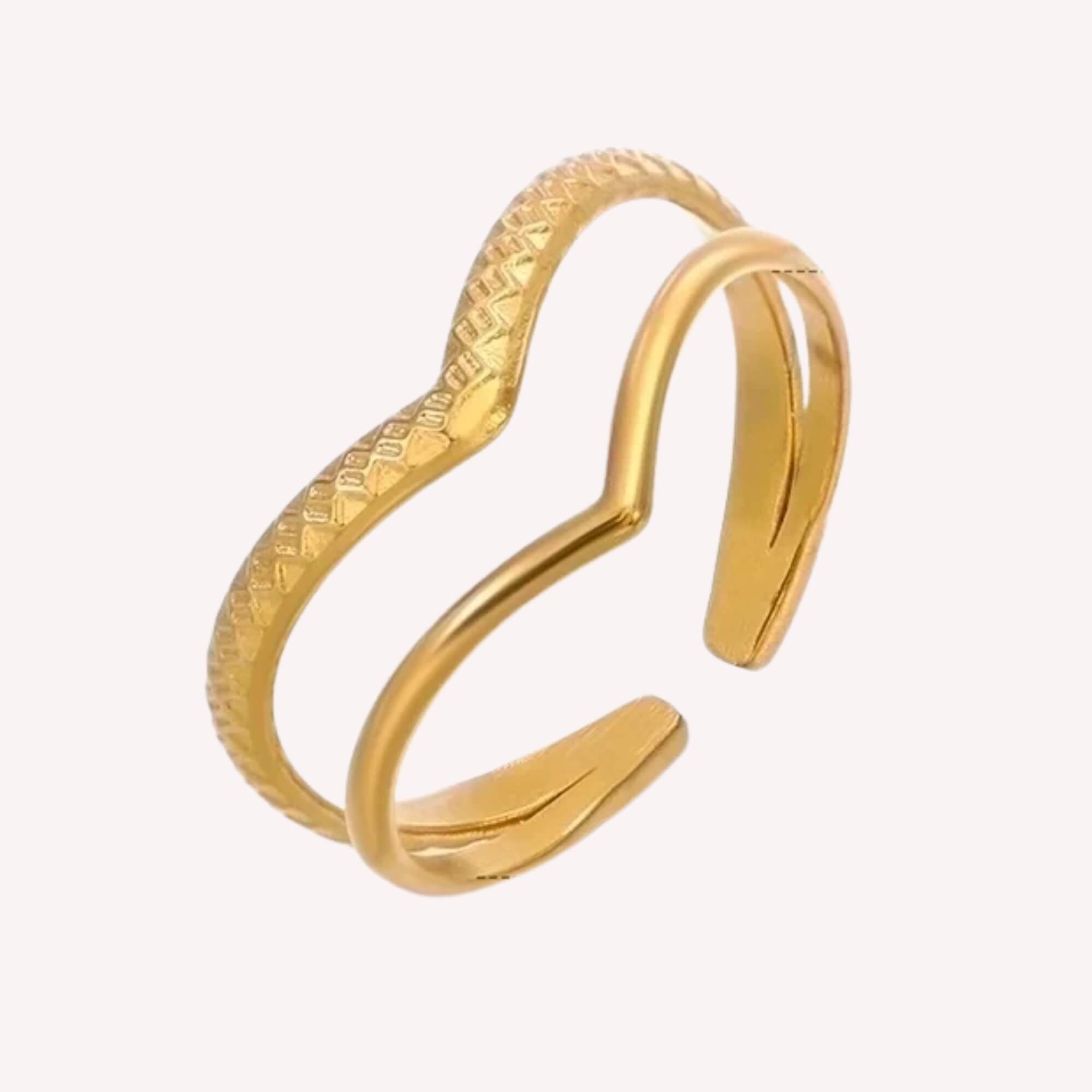 De Twice as Nice Ring is een dubbel ring die makkelijk verstelbaar is. Dit is de gouden variant deze is 18k gold plated.