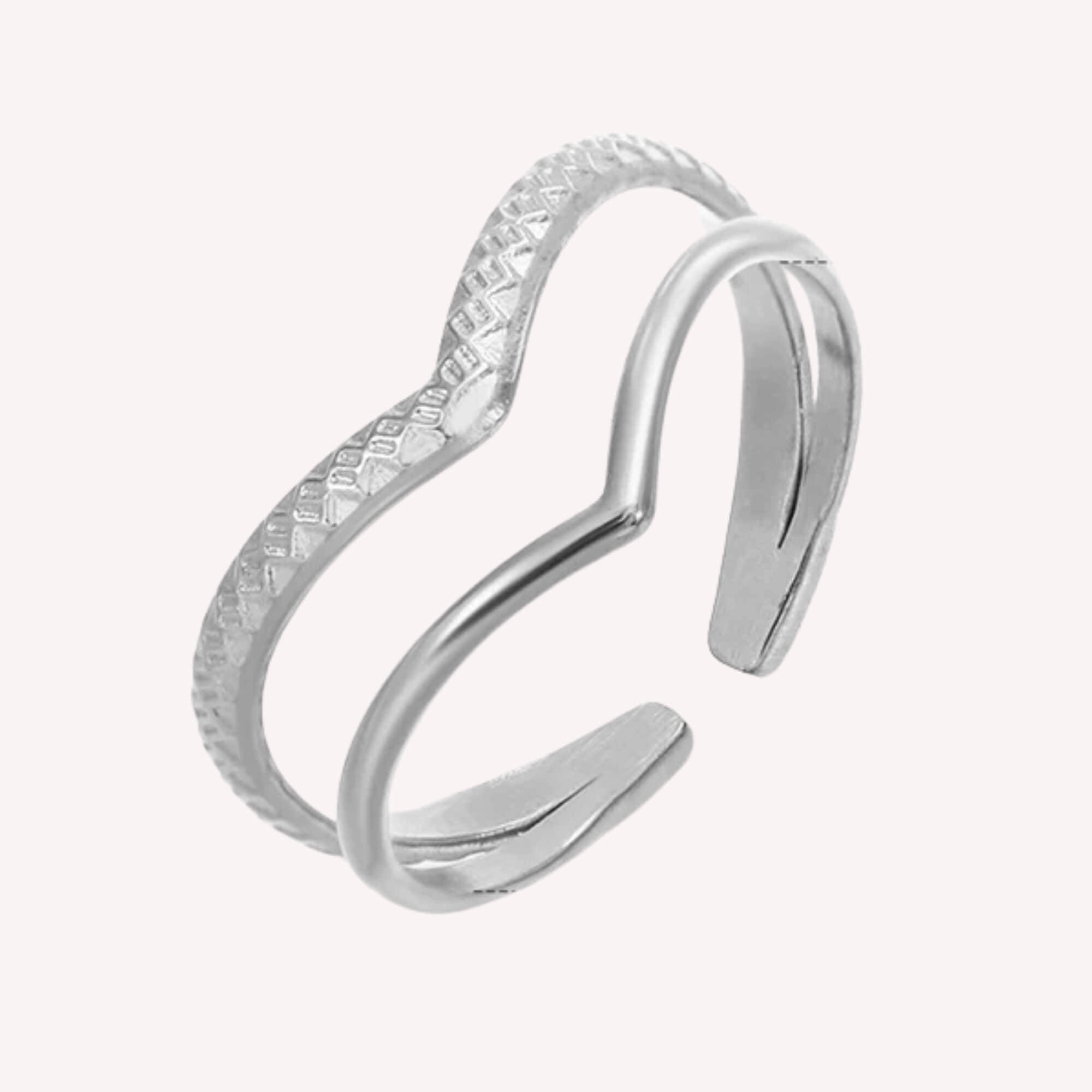 De Twice as Nice Ring is een dubbel ring die makkelijk verstelbaar is. Dit is de zilveren variant.