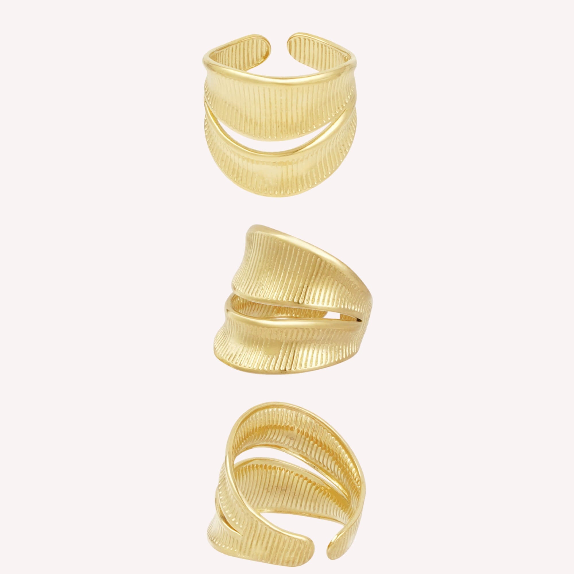Gouden statement ring met twee lagen en streepjesmotief, Twist of Fate in maat 18.
