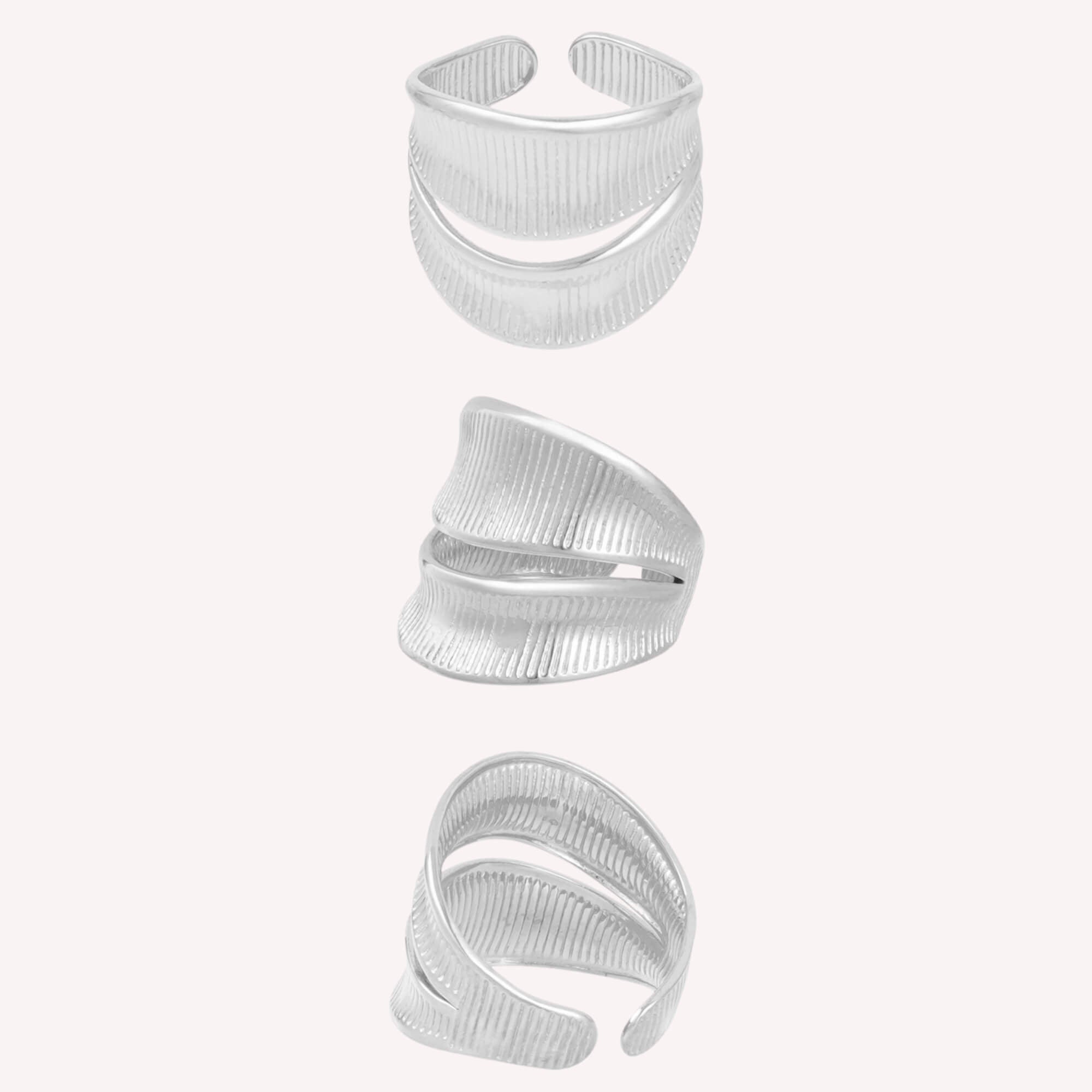 Zilveren statement ring, twee laags design met streepjes en kleine opening, in maat 18.