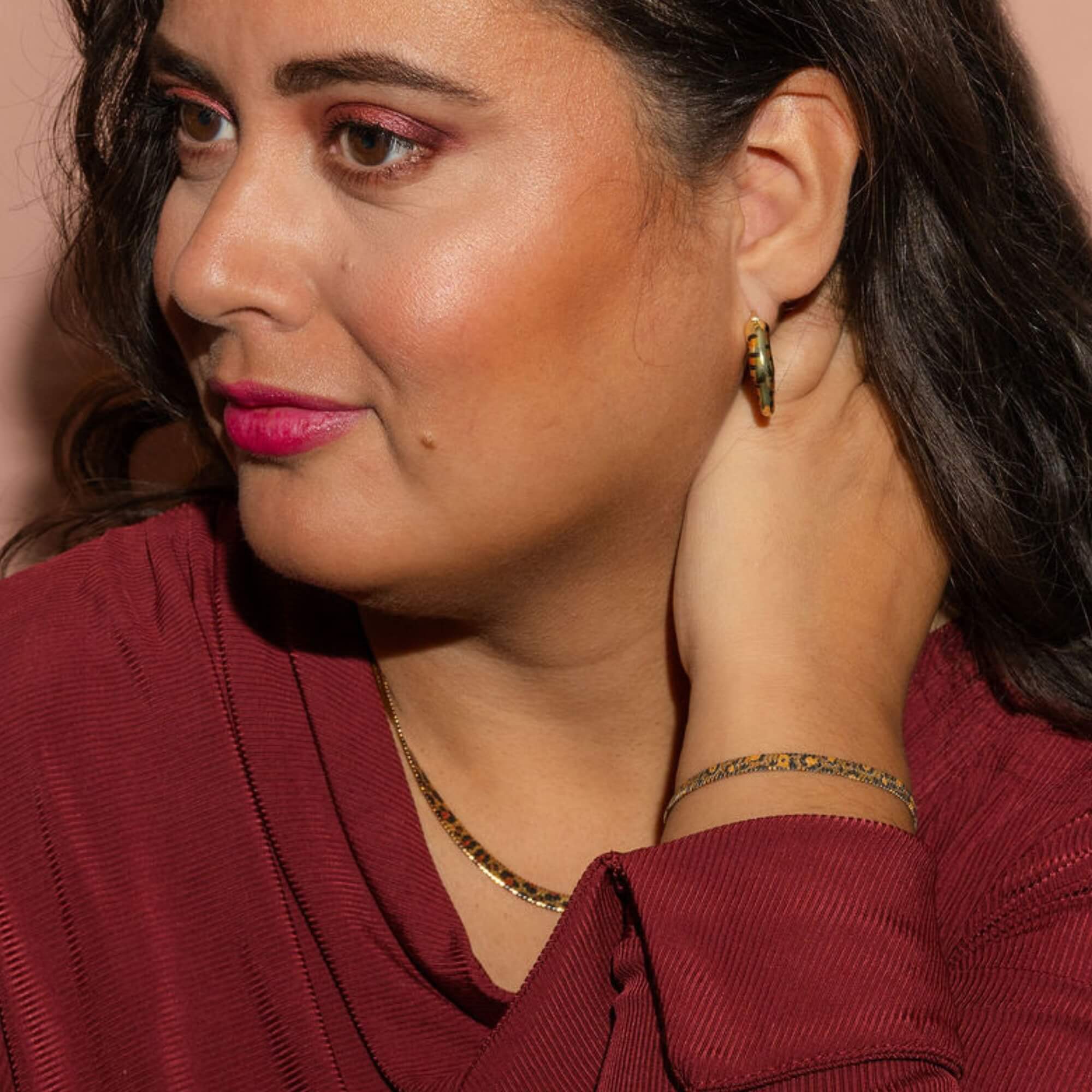 Model met Untamed Beauty Sieradenset in goud – sieradenset vrouw goud met leopard elementen, hypoallergeen en vol vrouwelijke kracht.