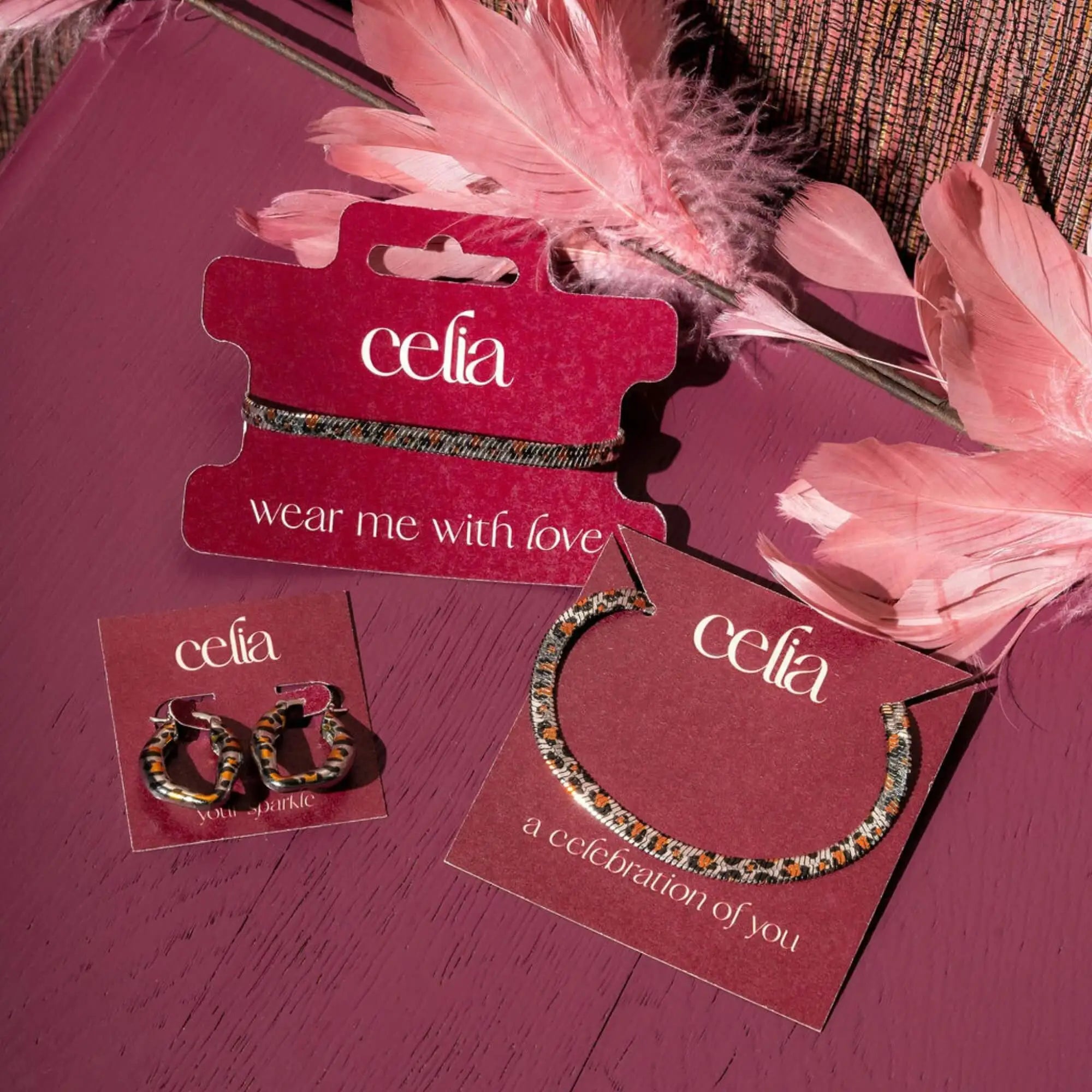 Untamed Beauty Sieradenset in zilver – zilveren sieradenset voor dames met luipaarddetails, inclusief armband, ketting en oorbellen.